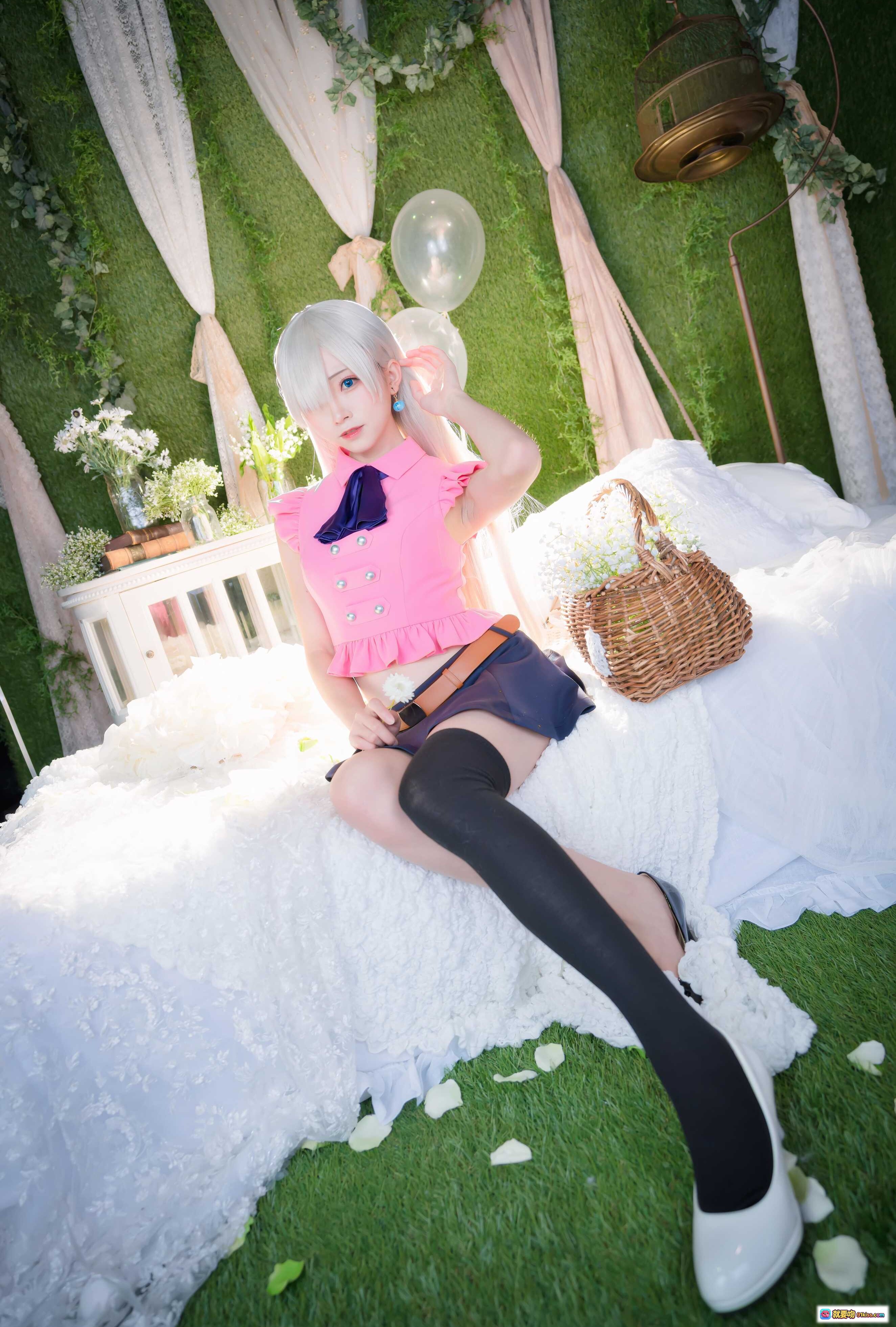 图片[9] - 七大罪伊丽莎白cosplay写真 | 粉色荷叶边上衣+深蓝短裙 | 白发蓝瞳少女手持雏菊 | 梦幻绿植背景+气球装饰 | Kitaro绮太郎NO.070高清美图 - 就要吻
