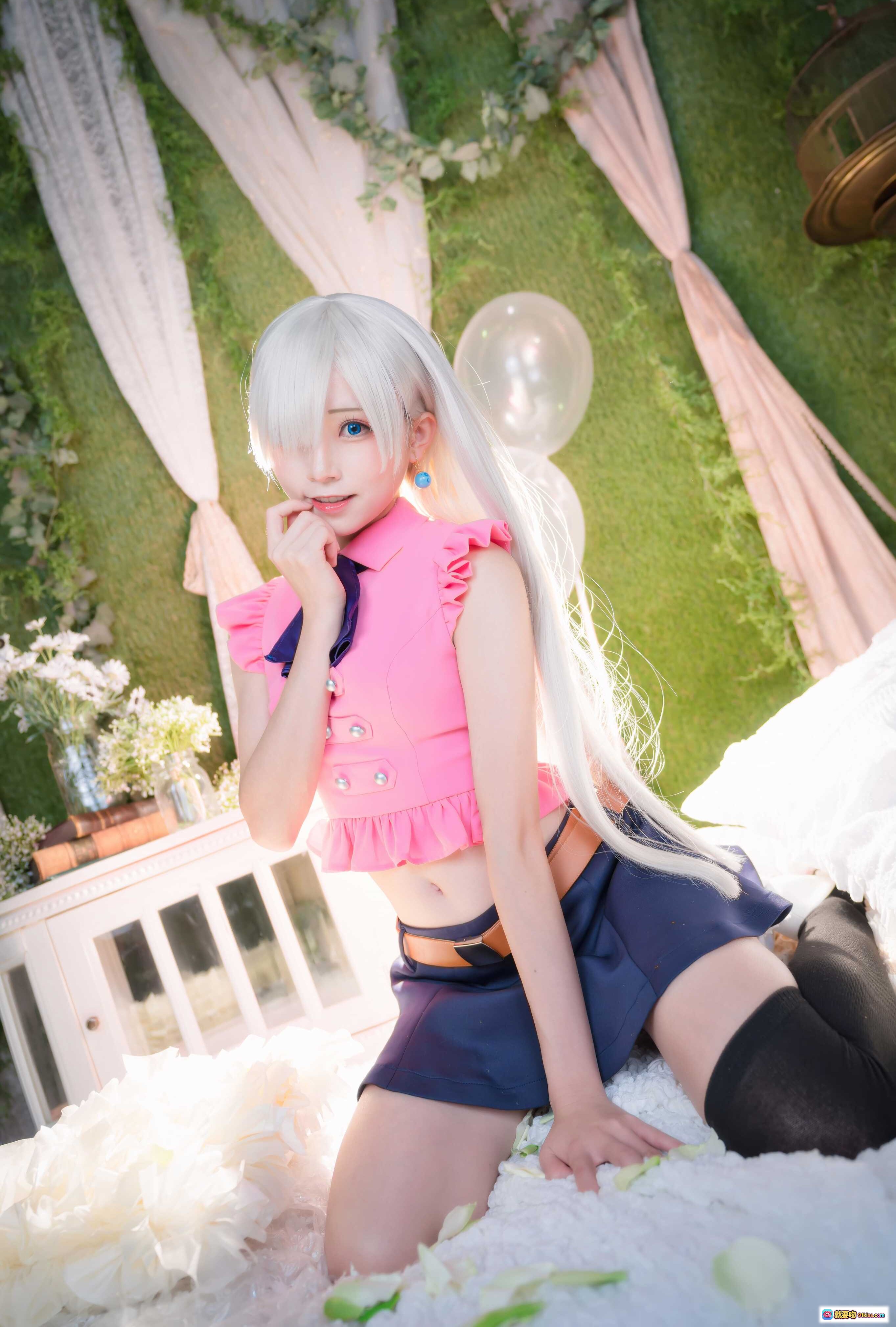 图片[7] - 七大罪伊丽莎白cosplay写真 | 粉色荷叶边上衣+深蓝短裙 | 白发蓝瞳少女手持雏菊 | 梦幻绿植背景+气球装饰 | Kitaro绮太郎NO.070高清美图 - 就要吻