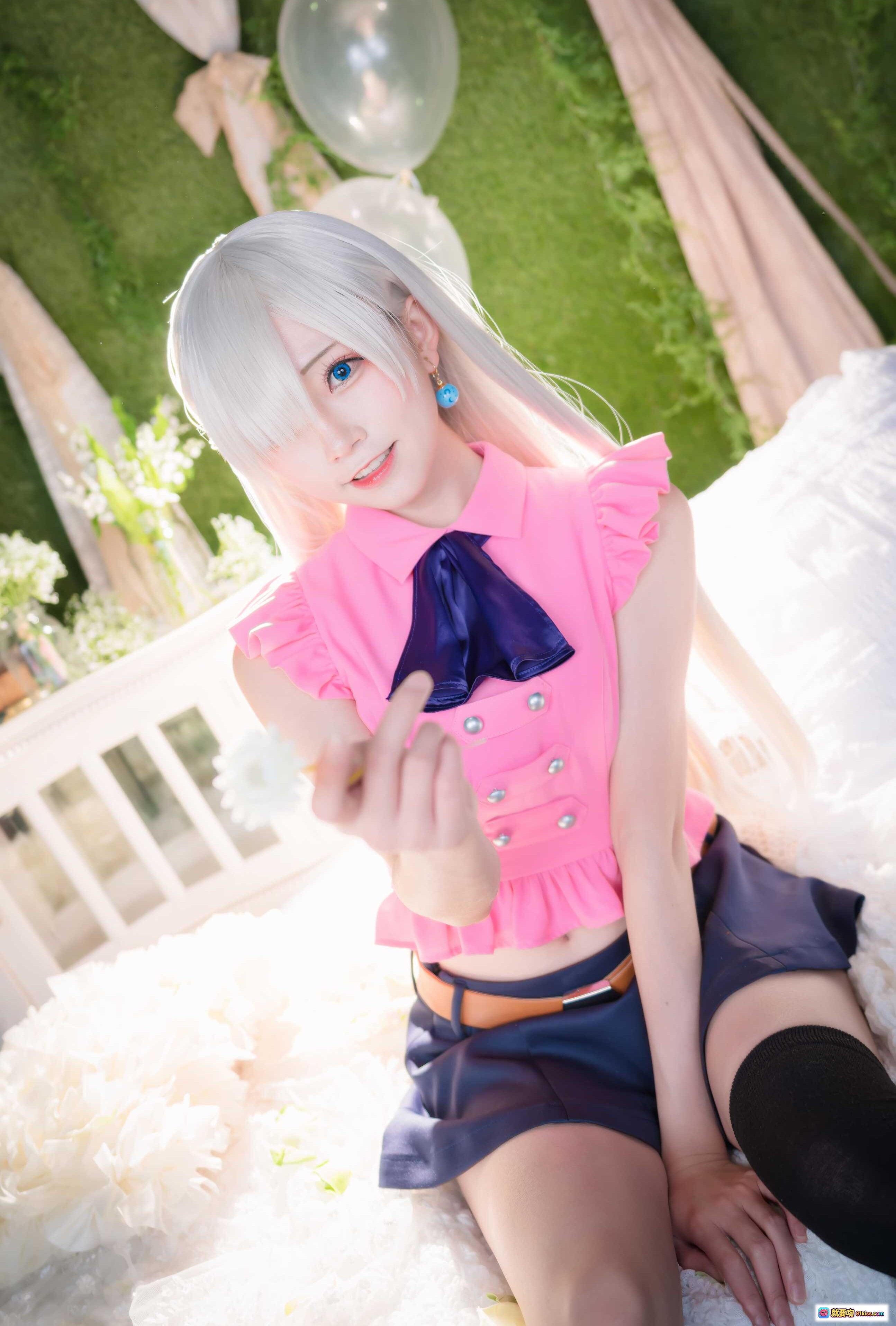 图片[6] - 七大罪伊丽莎白cosplay写真 | 粉色荷叶边上衣+深蓝短裙 | 白发蓝瞳少女手持雏菊 | 梦幻绿植背景+气球装饰 | Kitaro绮太郎NO.070高清美图 - 就要吻