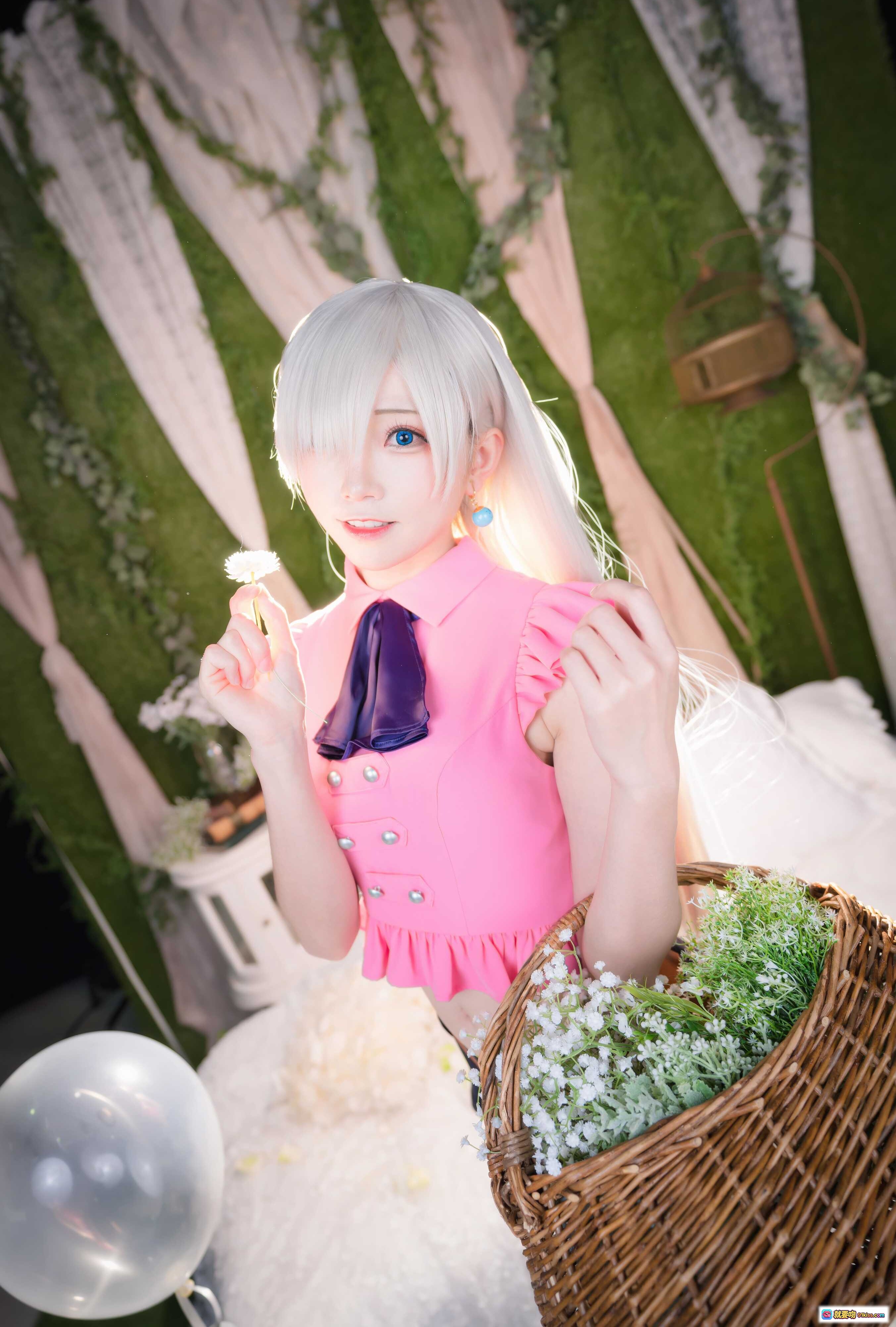 图片[4] - 七大罪伊丽莎白cosplay写真 | 粉色荷叶边上衣+深蓝短裙 | 白发蓝瞳少女手持雏菊 | 梦幻绿植背景+气球装饰 | Kitaro绮太郎NO.070高清美图 - 就要吻