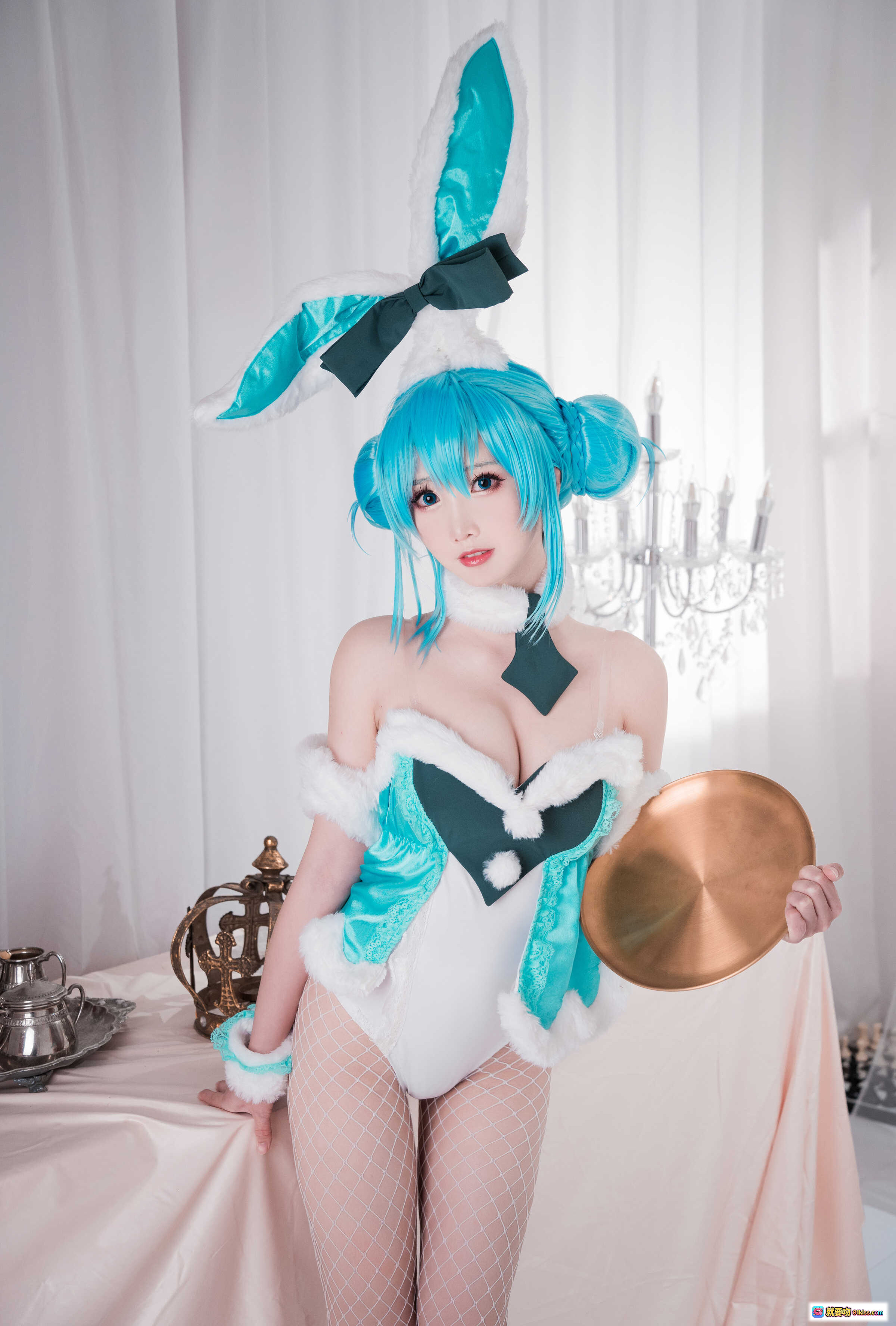 图片[2] - 面饼仙儿NO.092初音兔女郎Cosplay写真 17P高清美图 蓝发兔耳少女 白色蕾丝裙 优雅室内布景 精致道具装饰 - 就要吻