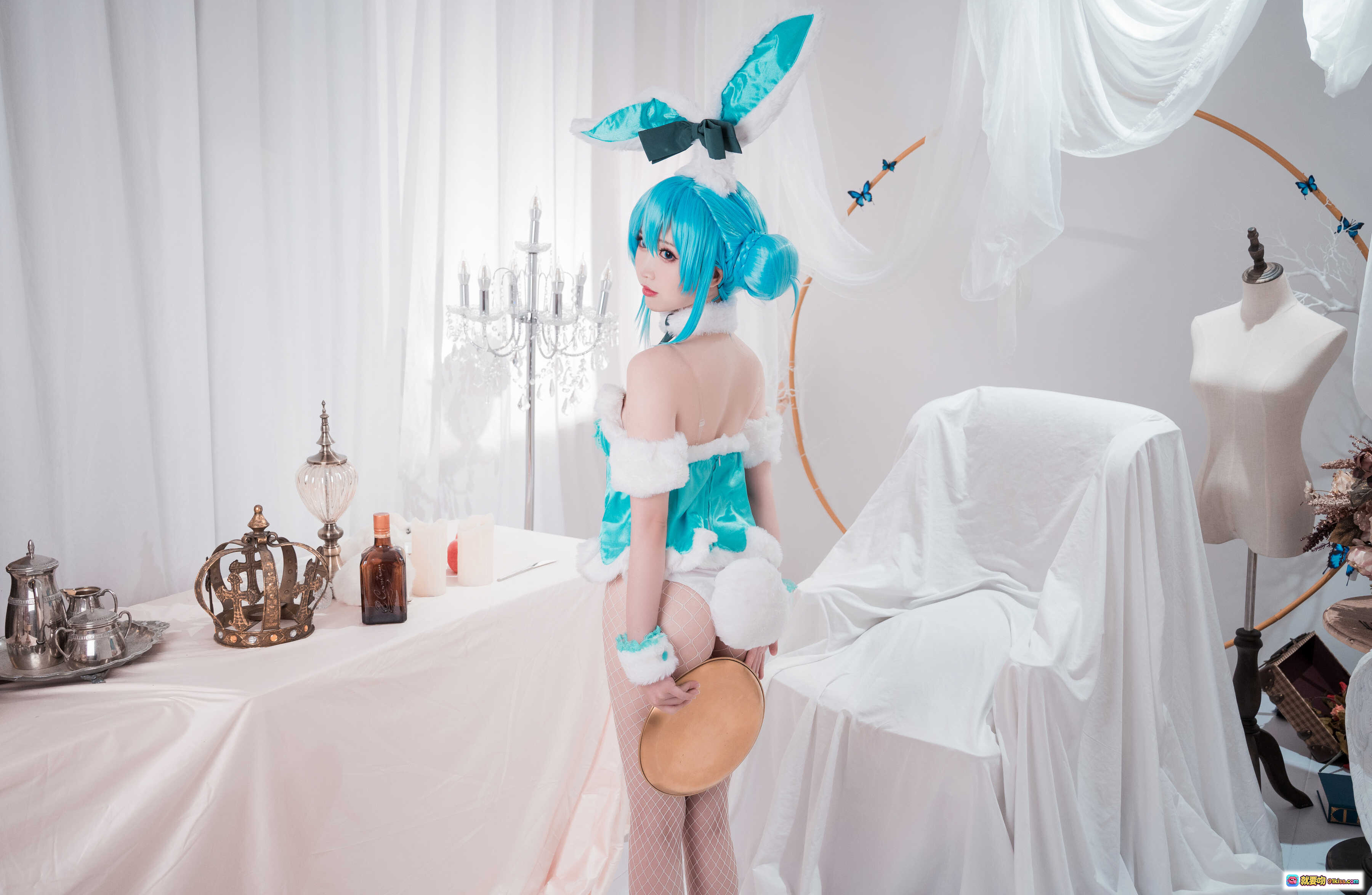 图片[6] - 面饼仙儿NO.092初音兔女郎Cosplay写真 17P高清美图 蓝发兔耳少女 白色蕾丝裙 优雅室内布景 精致道具装饰 - 就要吻