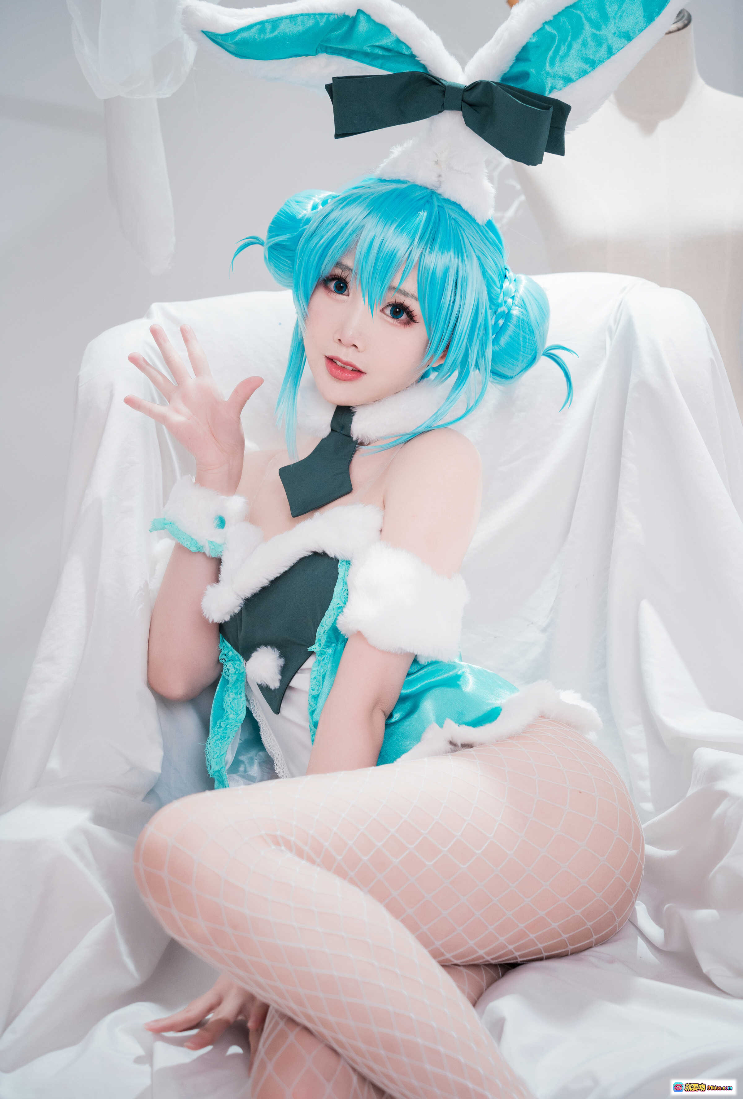 图片[10] - 面饼仙儿NO.092初音兔女郎Cosplay写真 17P高清美图 蓝发兔耳少女 白色蕾丝裙 优雅室内布景 精致道具装饰 - 就要吻