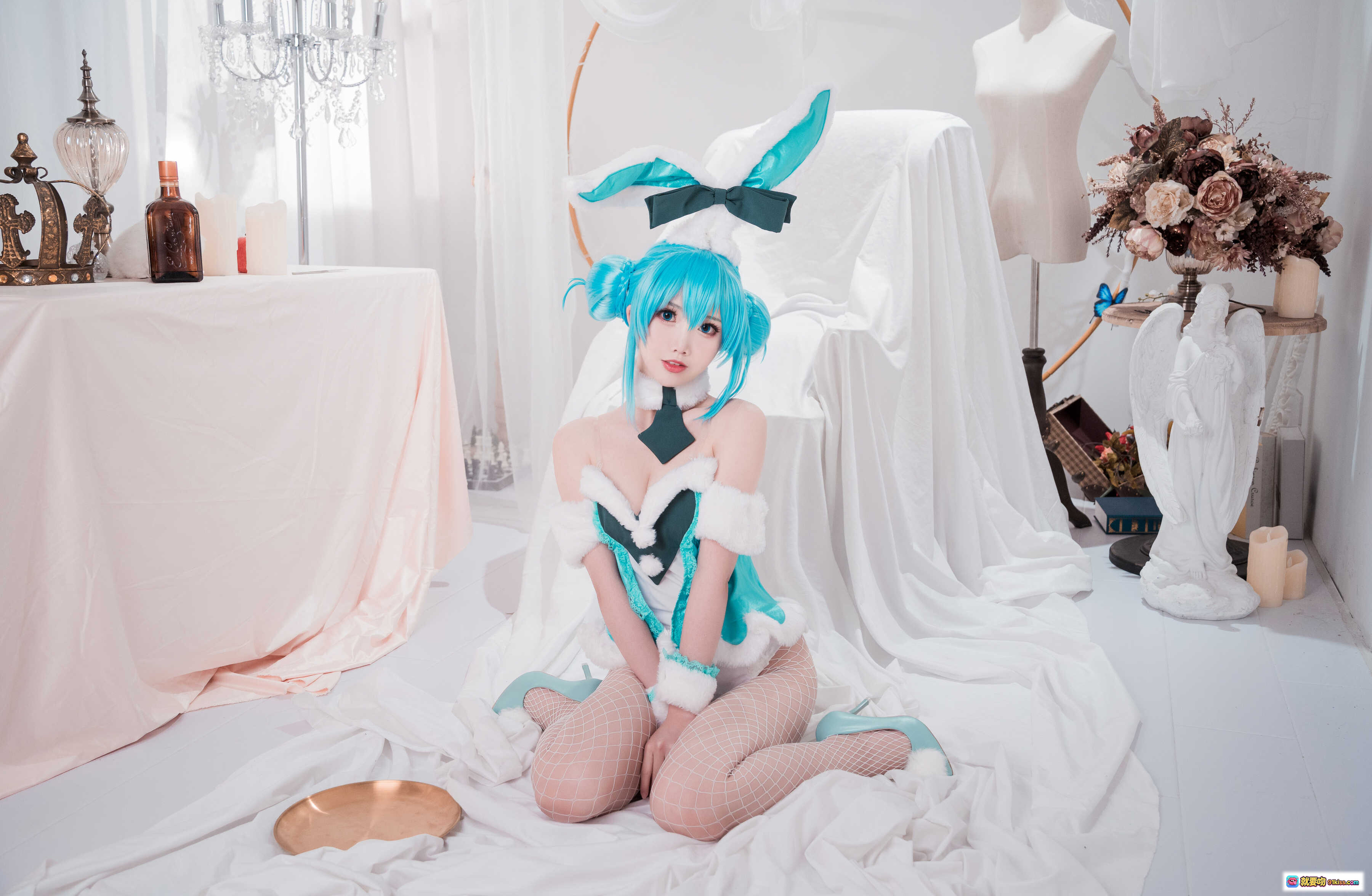 图片[8] - 面饼仙儿NO.092初音兔女郎Cosplay写真 17P高清美图 蓝发兔耳少女 白色蕾丝裙 优雅室内布景 精致道具装饰 - 就要吻