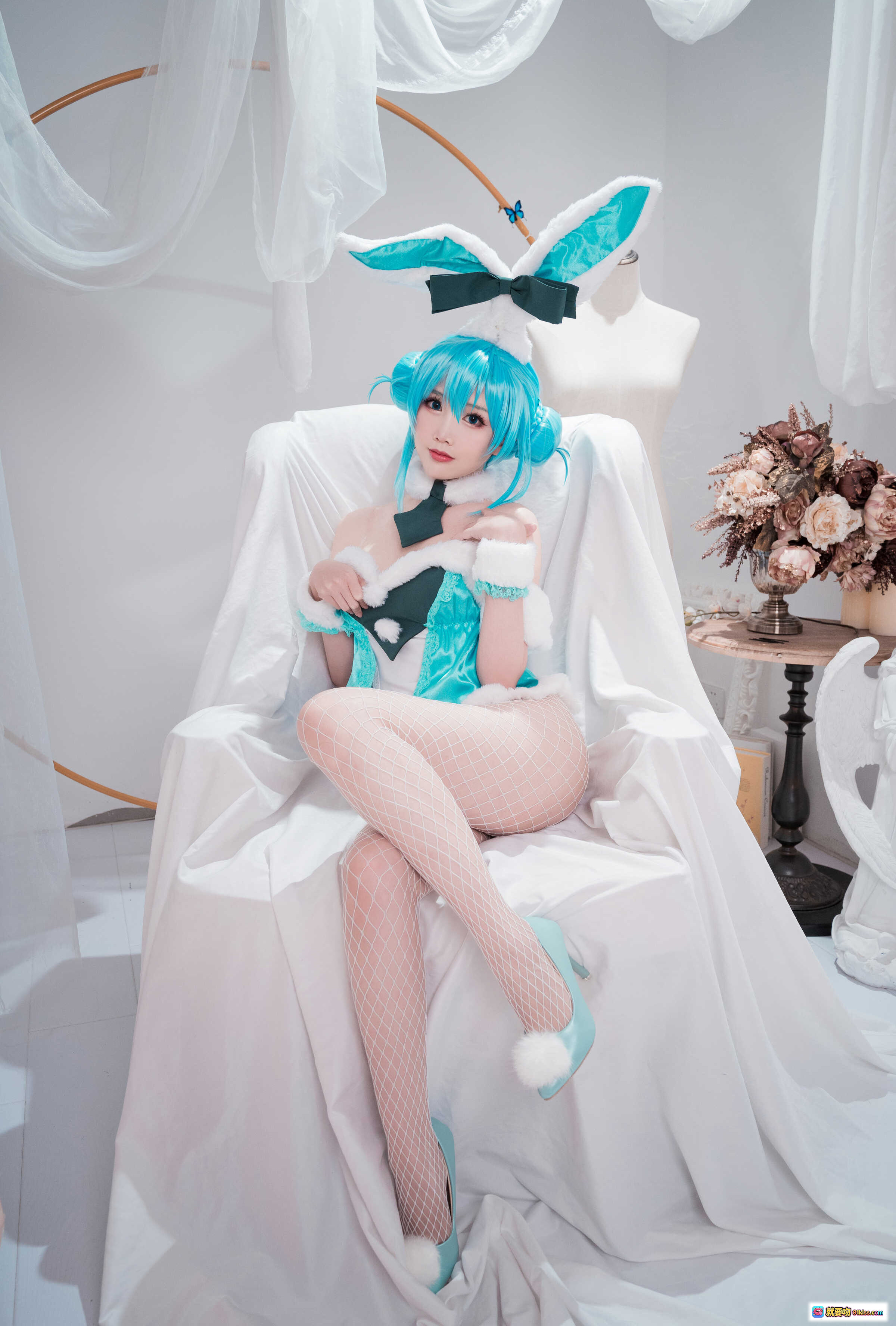 图片[3] - 面饼仙儿NO.092初音兔女郎Cosplay写真 17P高清美图 蓝发兔耳少女 白色蕾丝裙 优雅室内布景 精致道具装饰 - 就要吻