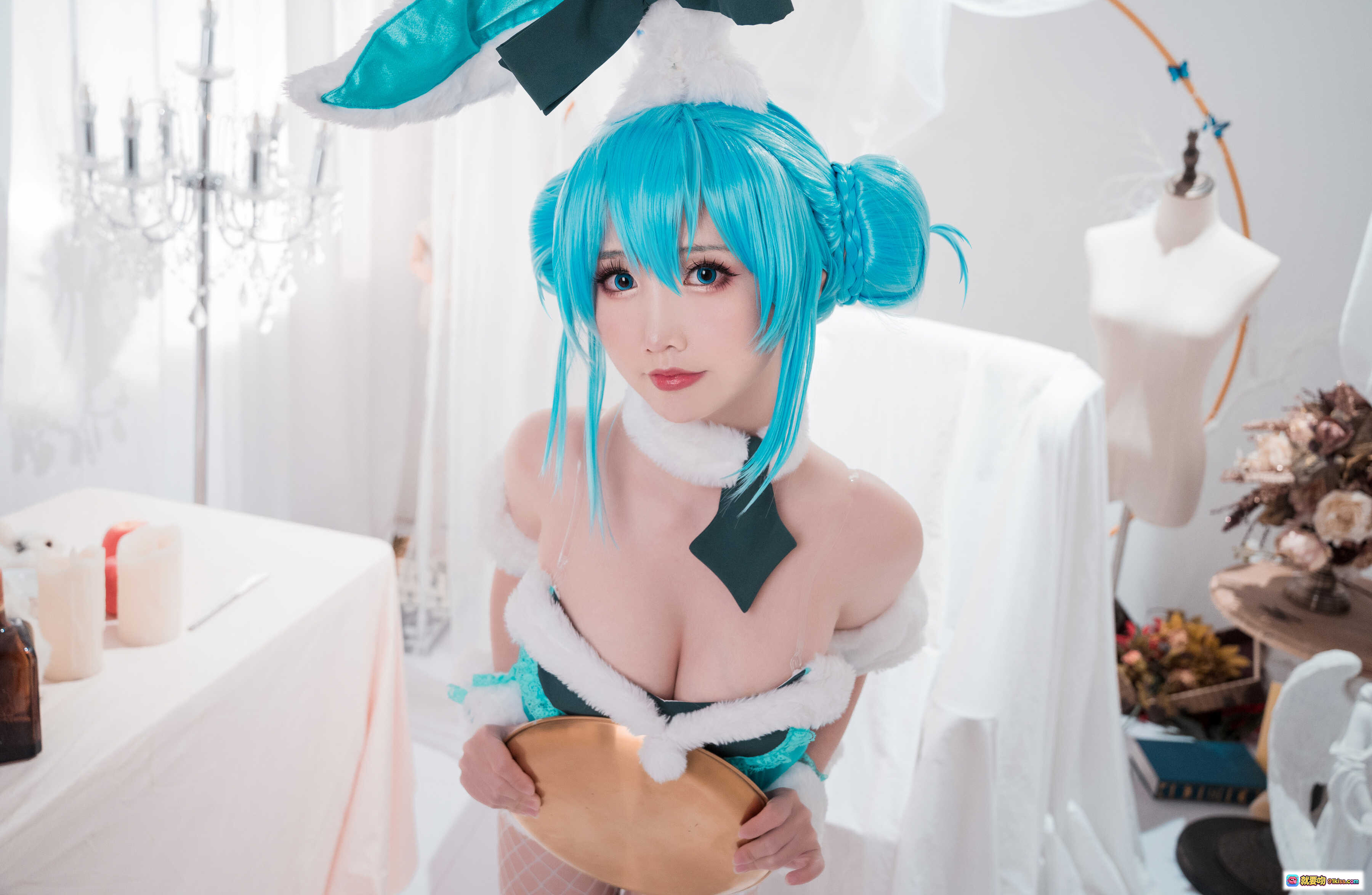 图片[5] - 面饼仙儿NO.092初音兔女郎Cosplay写真 17P高清美图 蓝发兔耳少女 白色蕾丝裙 优雅室内布景 精致道具装饰 - 就要吻