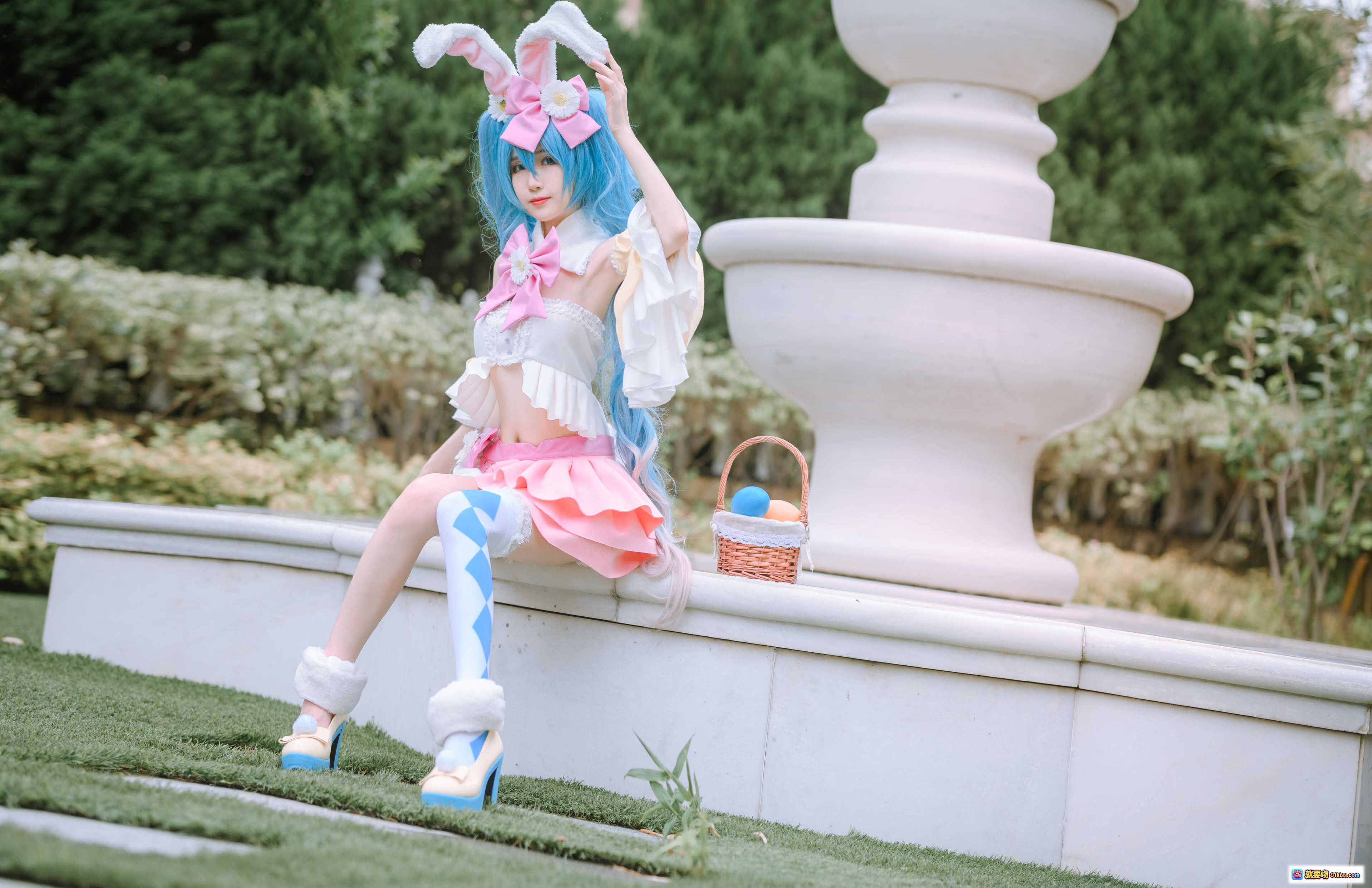 图片[9] - 妖君白研COS初音未来小兔子限定款｜MIKU兔耳粉裙高筒袜户外棚拍正片 - 就要吻