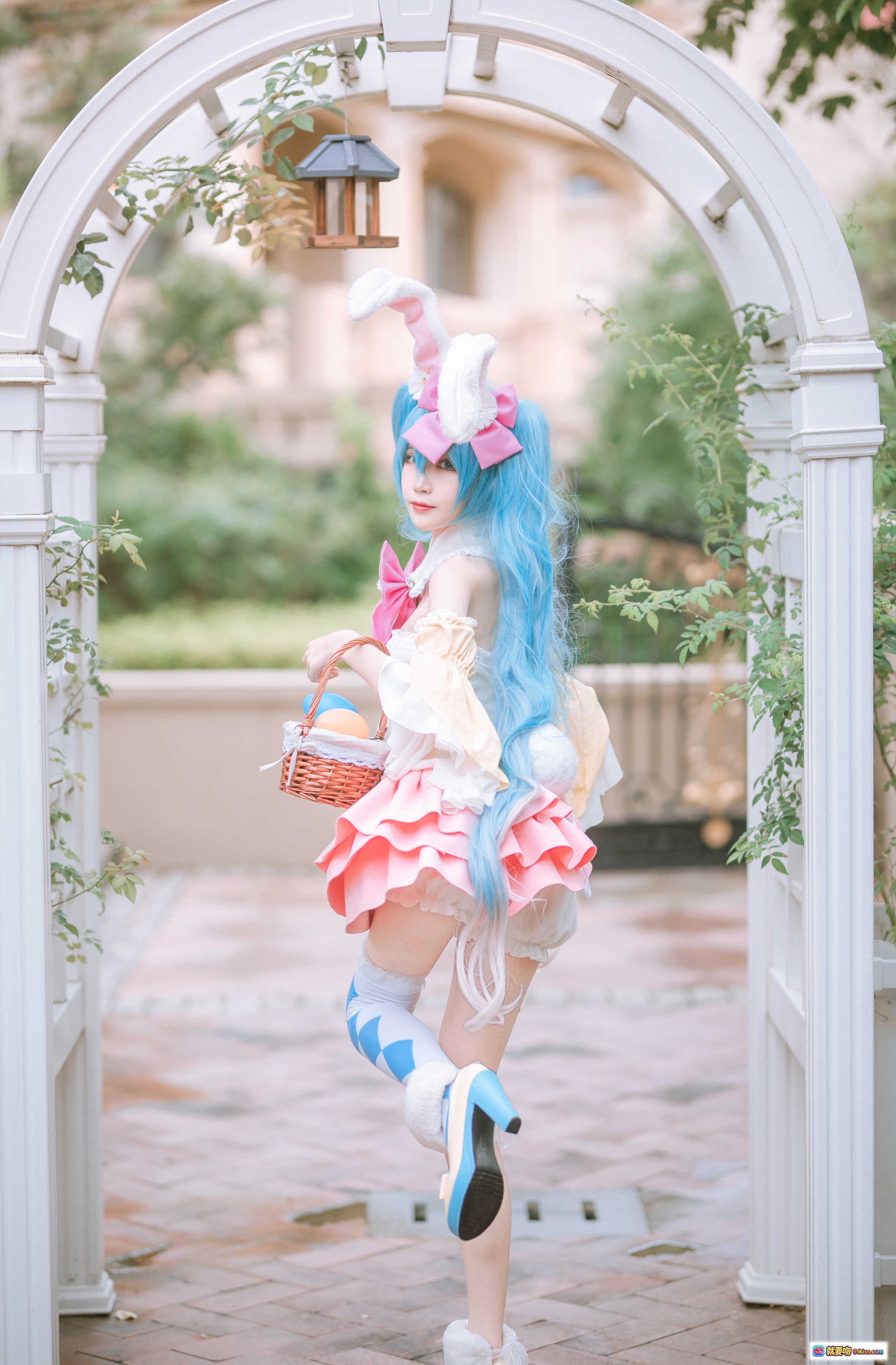 图片[4] - 妖君白研COS初音未来小兔子限定款｜MIKU兔耳粉裙高筒袜户外棚拍正片 - 就要吻