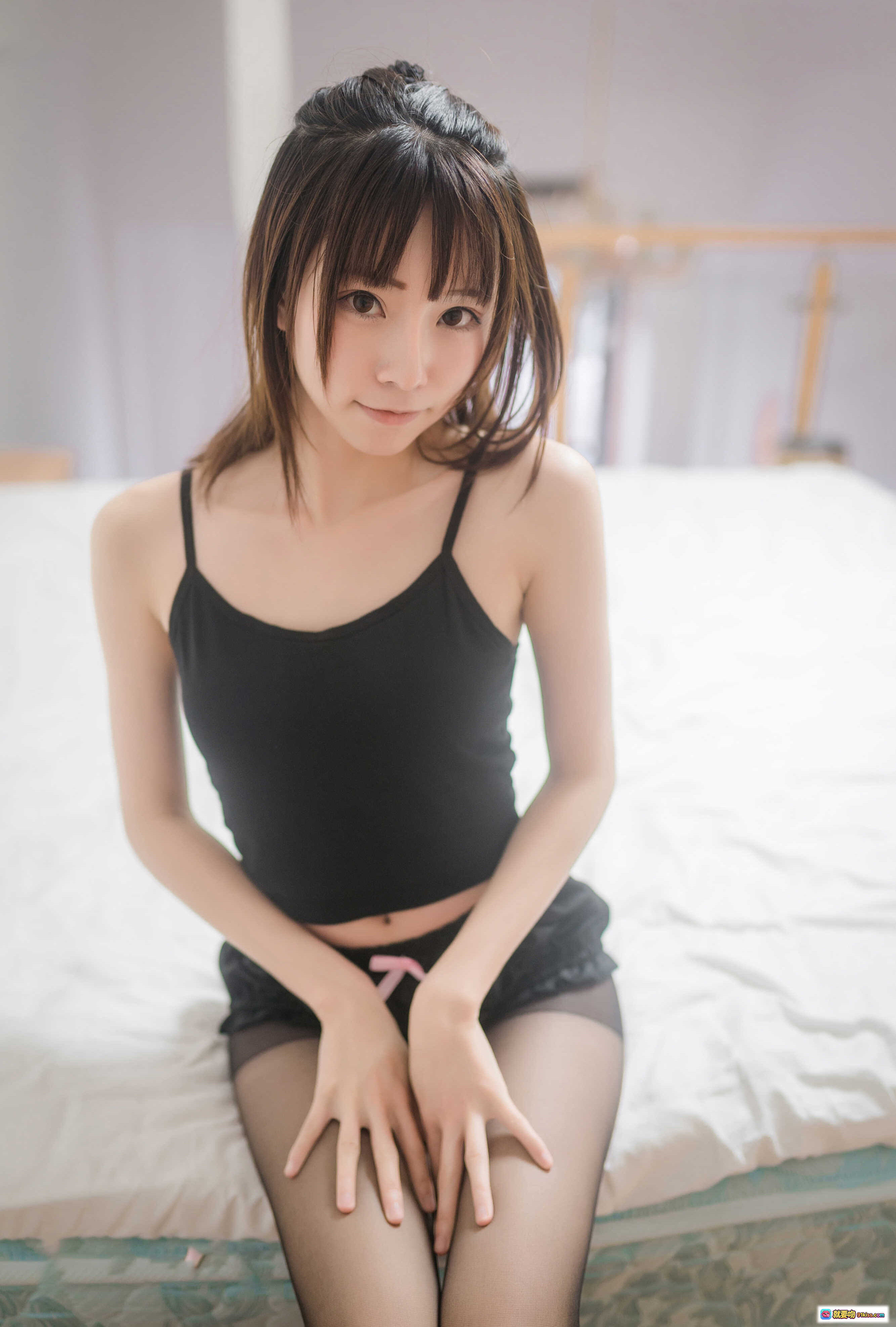 图片[6] - Kitaro绮太郎NO.021黑丝套装写真 甜美少女黑吊带短裤搭配透黑丝美腿 40P高清图集 - 就要吻