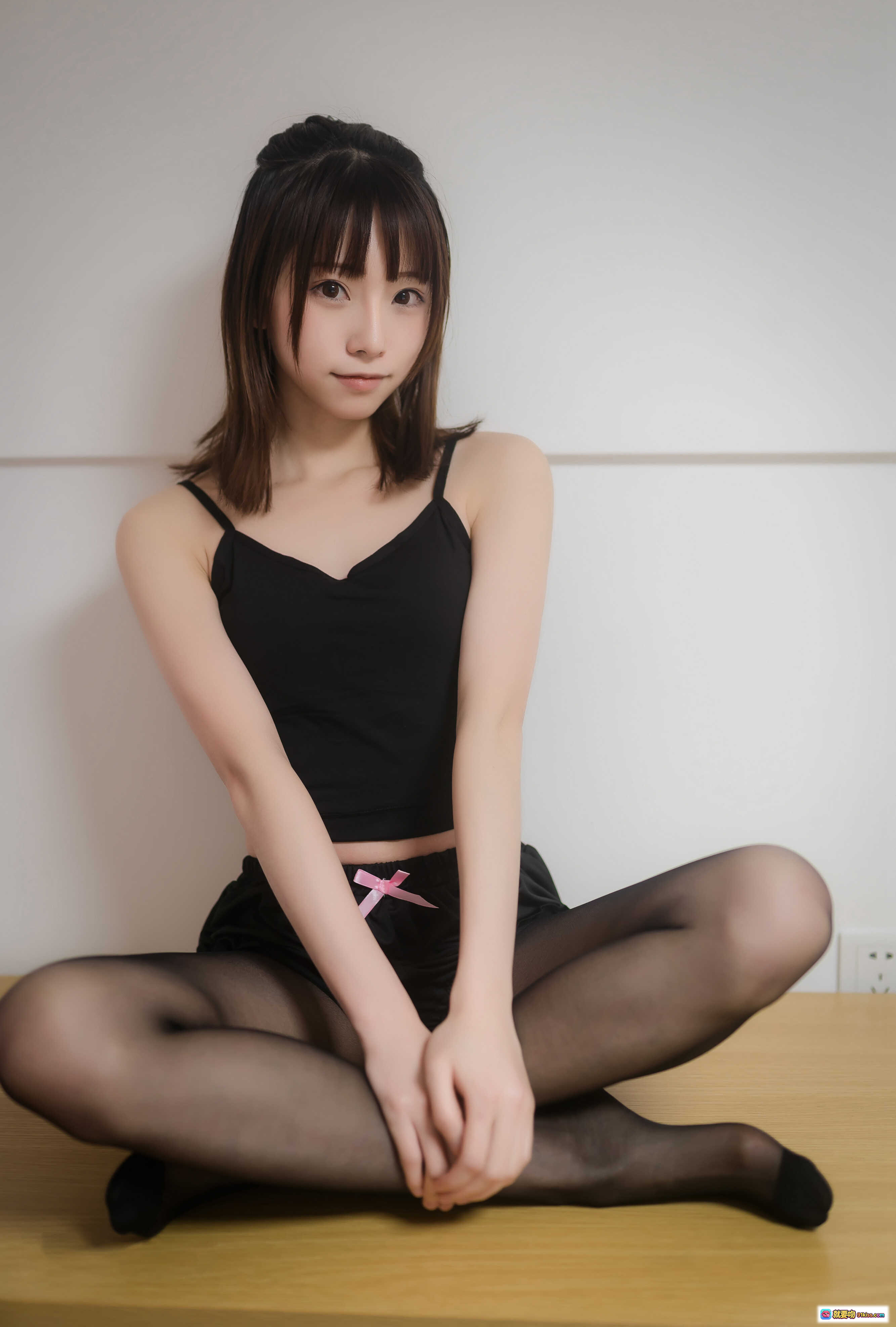 图片[3] - Kitaro绮太郎NO.021黑丝套装写真 甜美少女黑吊带短裤搭配透黑丝美腿 40P高清图集 - 就要吻