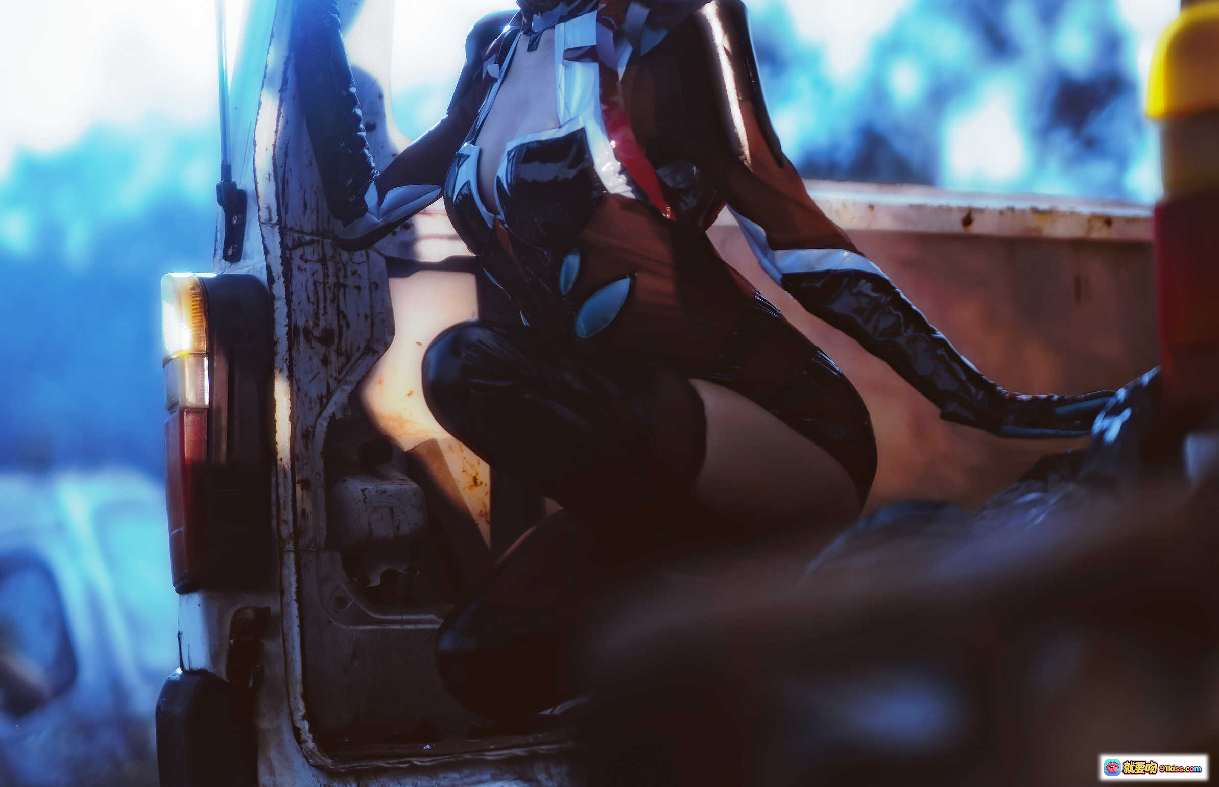 图片[9] - 木绵绵OwO绫波丽cosplay写真 | 蓝发少女废墟车内造型 | 28P高清图集507MB - 就要吻