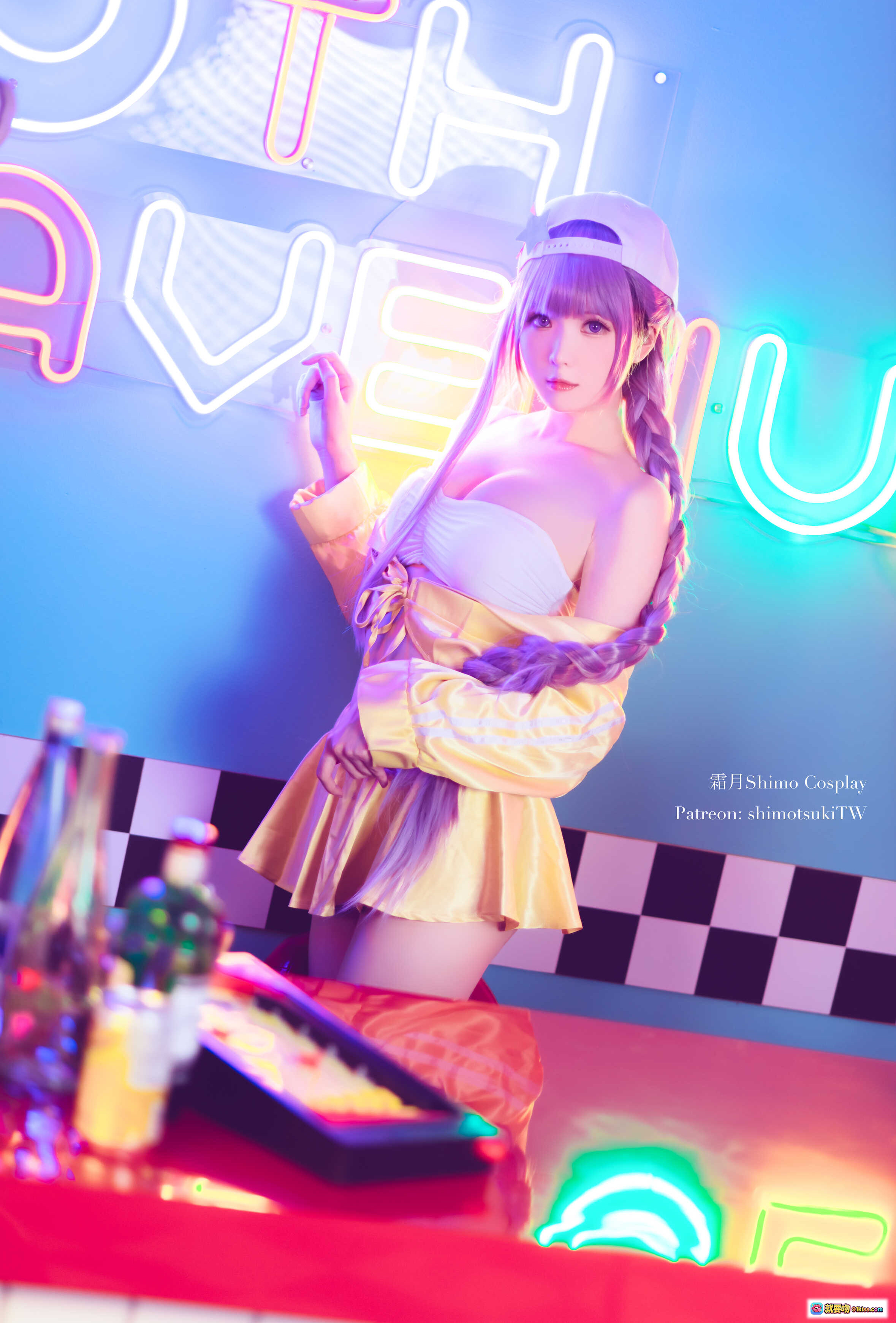 图片[3] - 霜月Shimo Cosplay BB泳装写真｜紫色双马尾+黄色露肩装+霓虹灯背景+甜酷少女风 - 就要吻