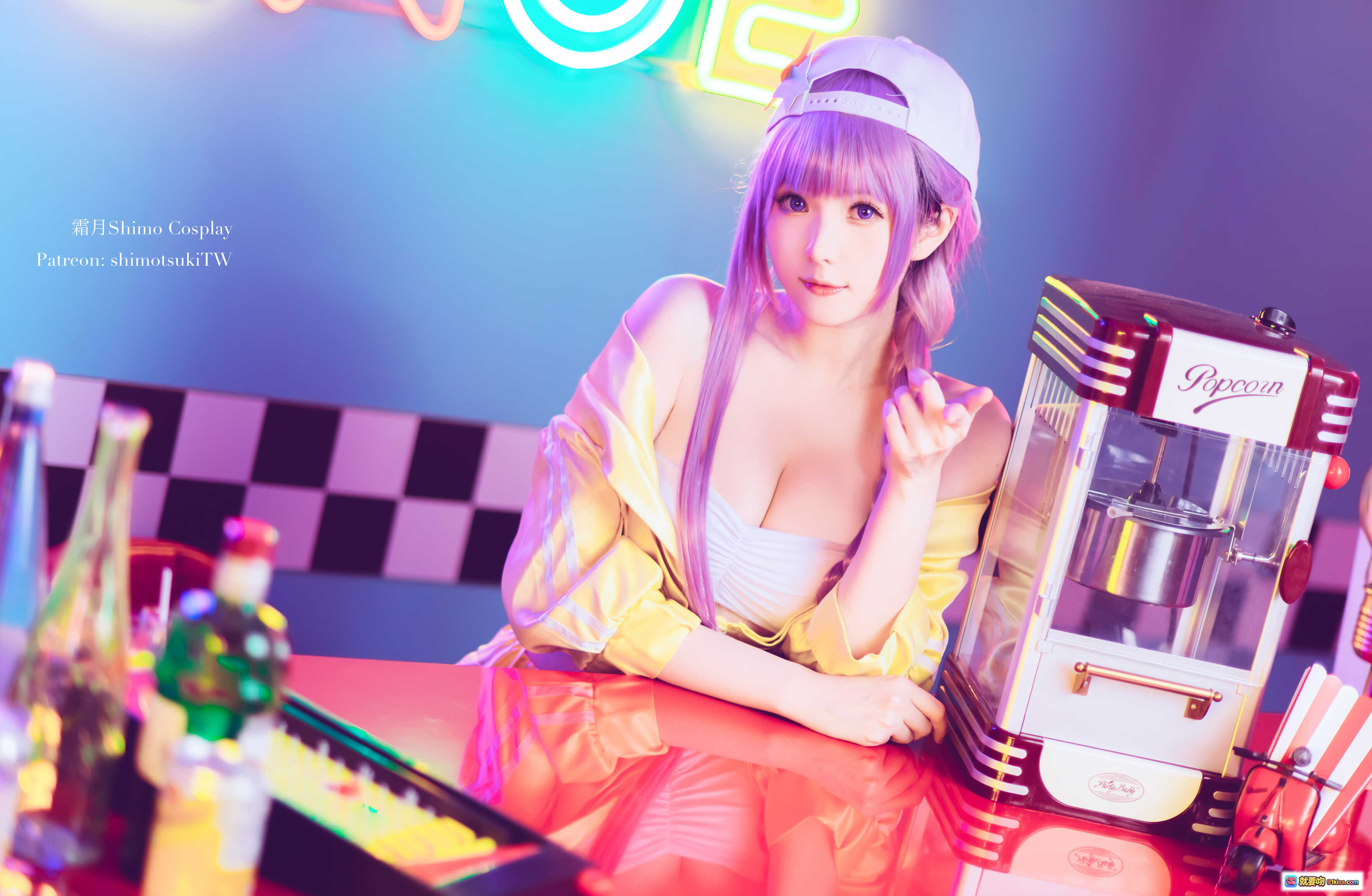 图片[7] - 霜月Shimo Cosplay BB泳装写真｜紫色双马尾+黄色露肩装+霓虹灯背景+甜酷少女风 - 就要吻