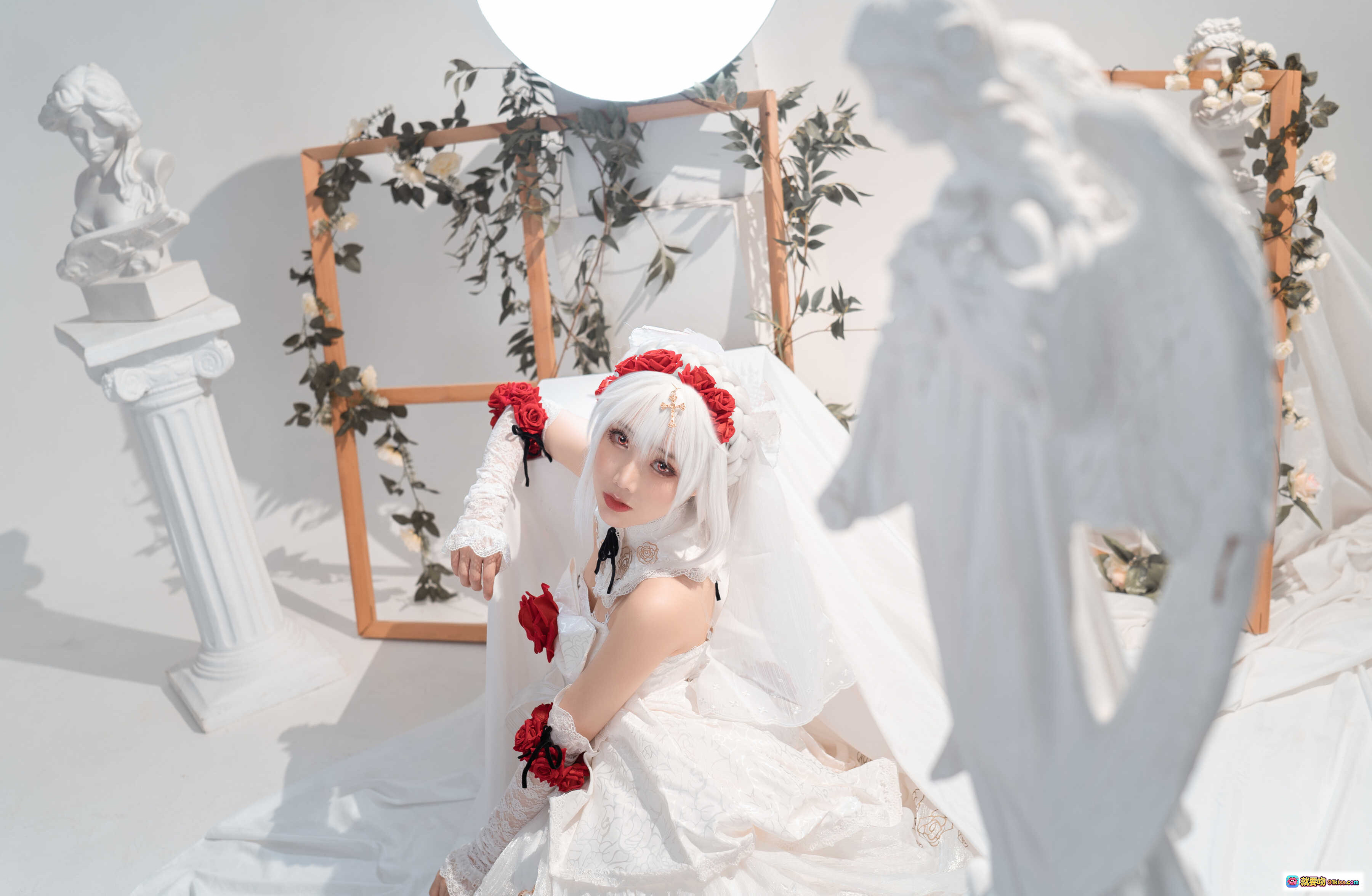 图片[2] - 面饼仙儿NO.091德丽莎婚纱写真·白裙红玫瑰洛丽塔风·精致蕾丝头饰·纯欲少女躺拍·高清13P摄影集 - 就要吻