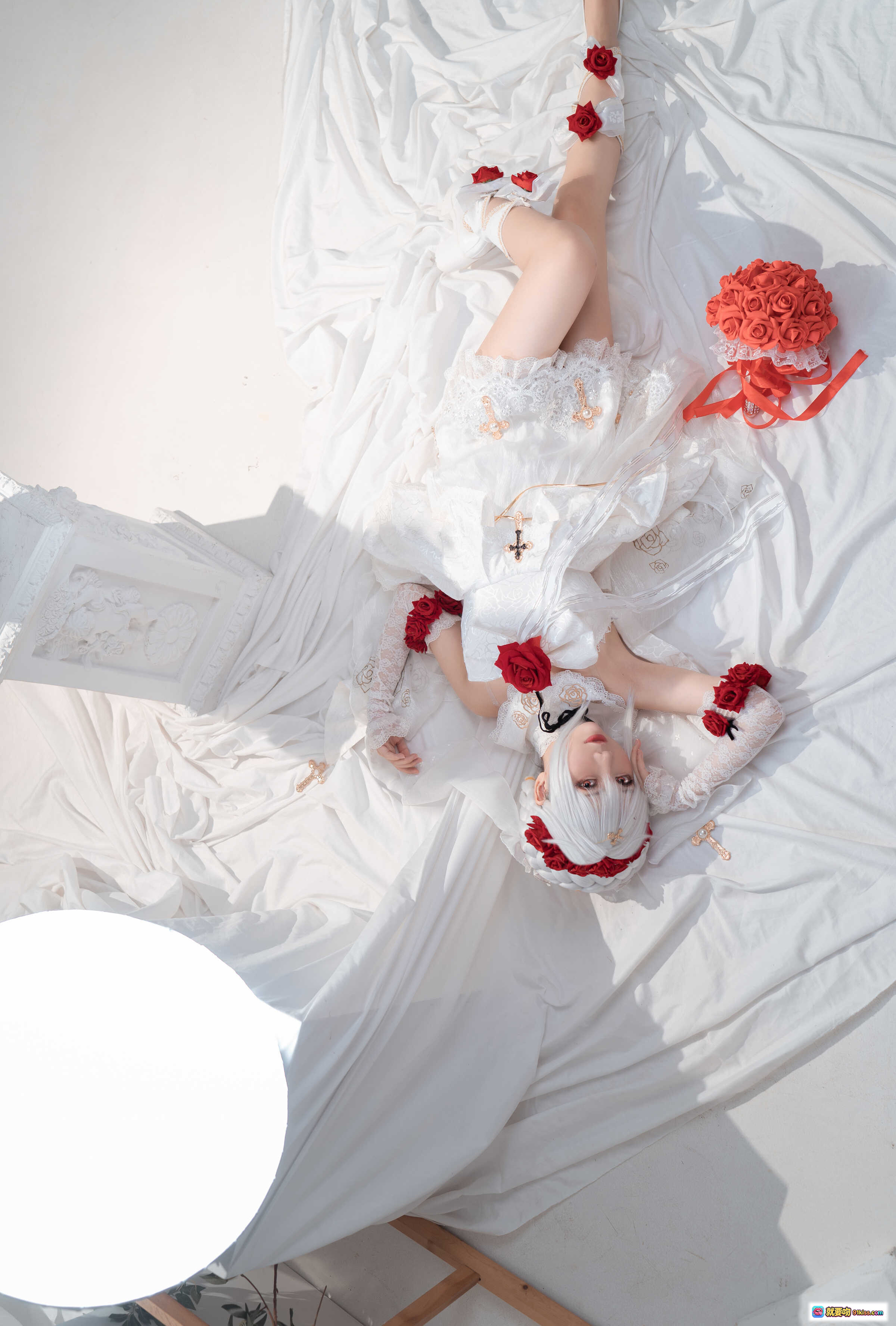 图片[1] - 面饼仙儿NO.091德丽莎婚纱写真·白裙红玫瑰洛丽塔风·精致蕾丝头饰·纯欲少女躺拍·高清13P摄影集 - 就要吻