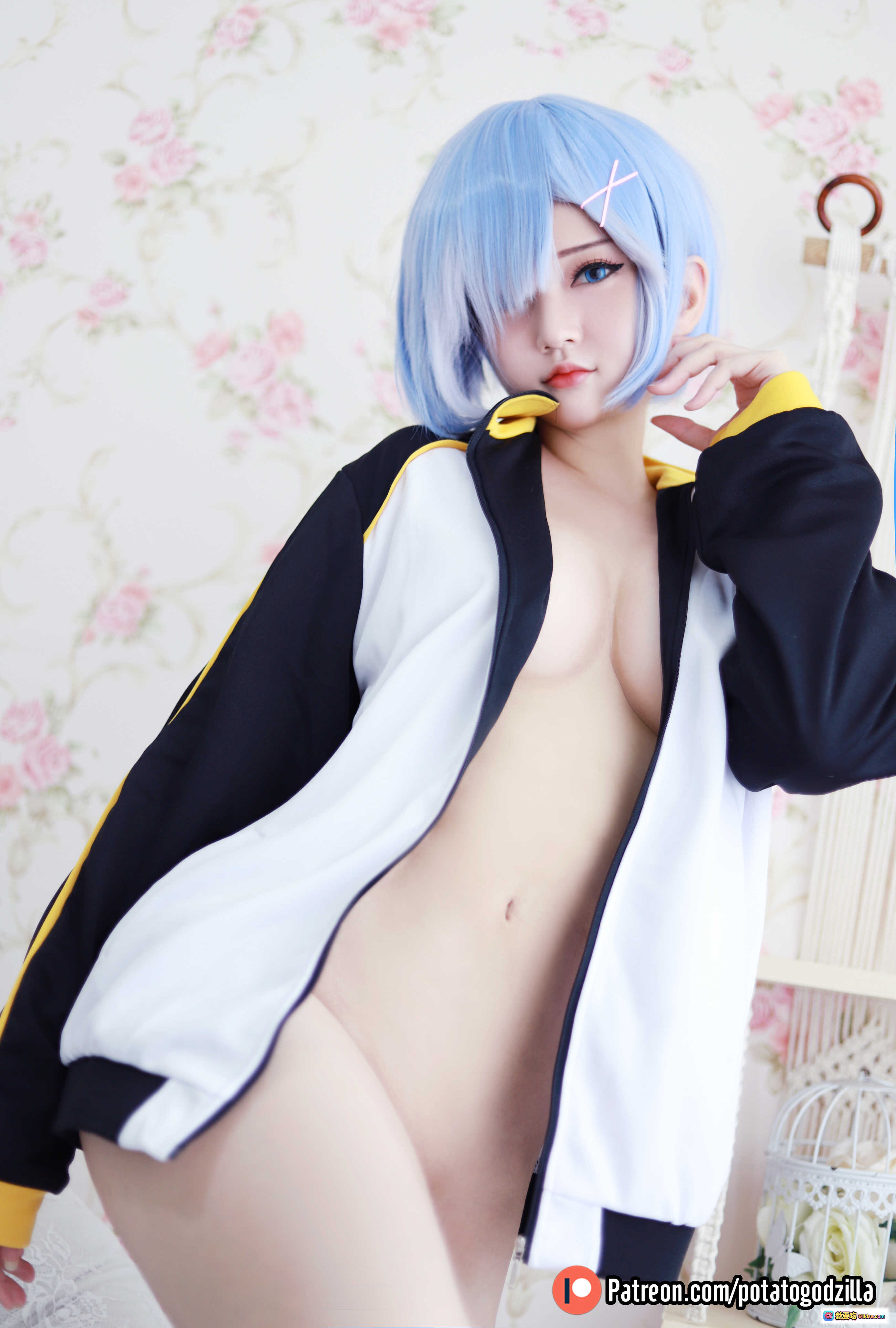 图片[2] - Potato Godzilla NO.029 Rem Cosplay 穿Subaru夹克 蓝发少女 室内花墙背景 34P高清图集 - 就要吻