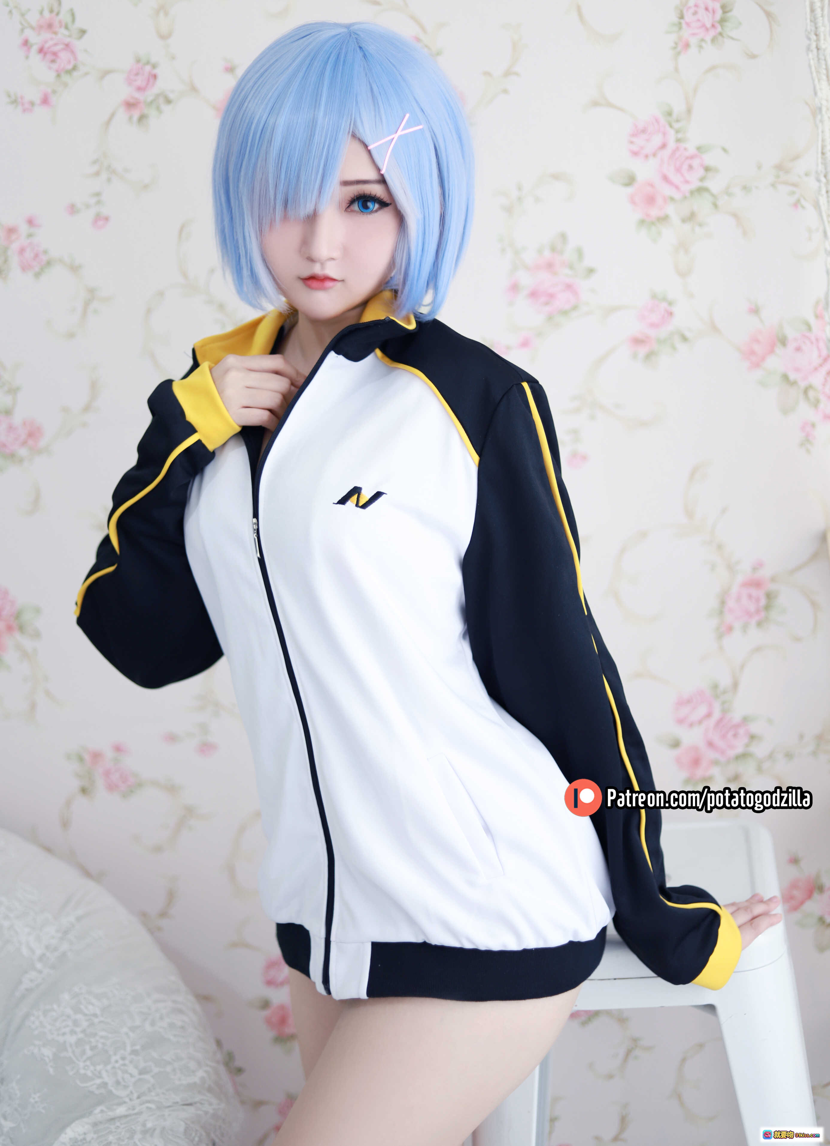图片[6] - Potato Godzilla NO.029 Rem Cosplay 穿Subaru夹克 蓝发少女 室内花墙背景 34P高清图集 - 就要吻