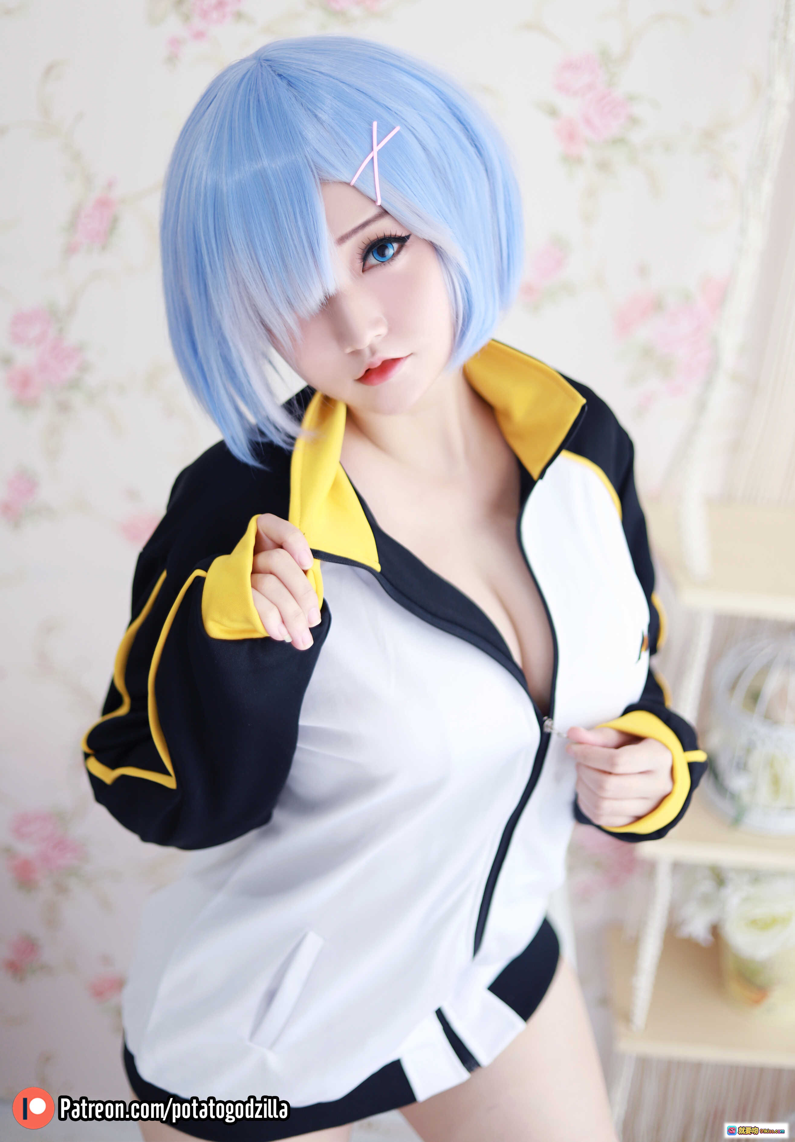 图片[8] - Potato Godzilla NO.029 Rem Cosplay 穿Subaru夹克 蓝发少女 室内花墙背景 34P高清图集 - 就要吻