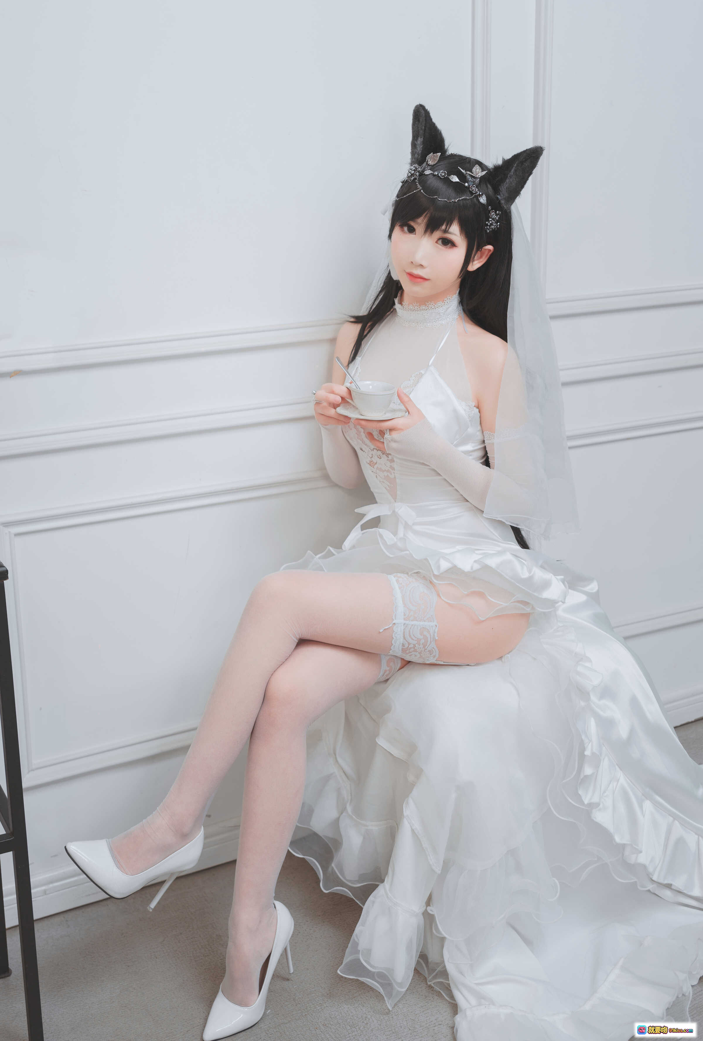 图片[2] - 面饼仙儿NO.023爱宕花嫁写真｜白纱猫耳新娘造型｜优雅坐姿美腿特写｜室内简约风摄影集 - 就要吻