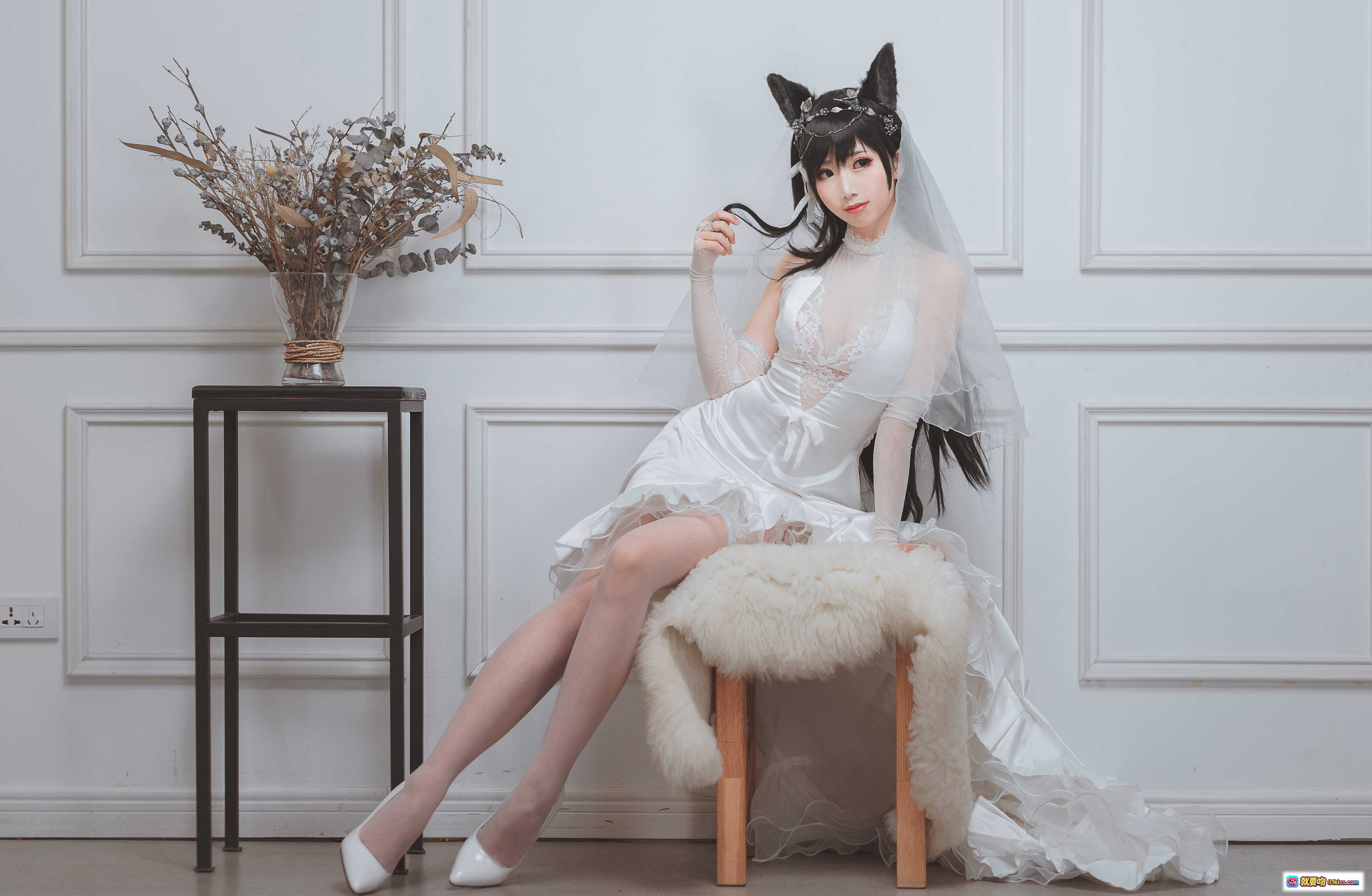 图片[1] - 面饼仙儿NO.023爱宕花嫁写真｜白纱猫耳新娘造型｜优雅坐姿美腿特写｜室内简约风摄影集 - 就要吻