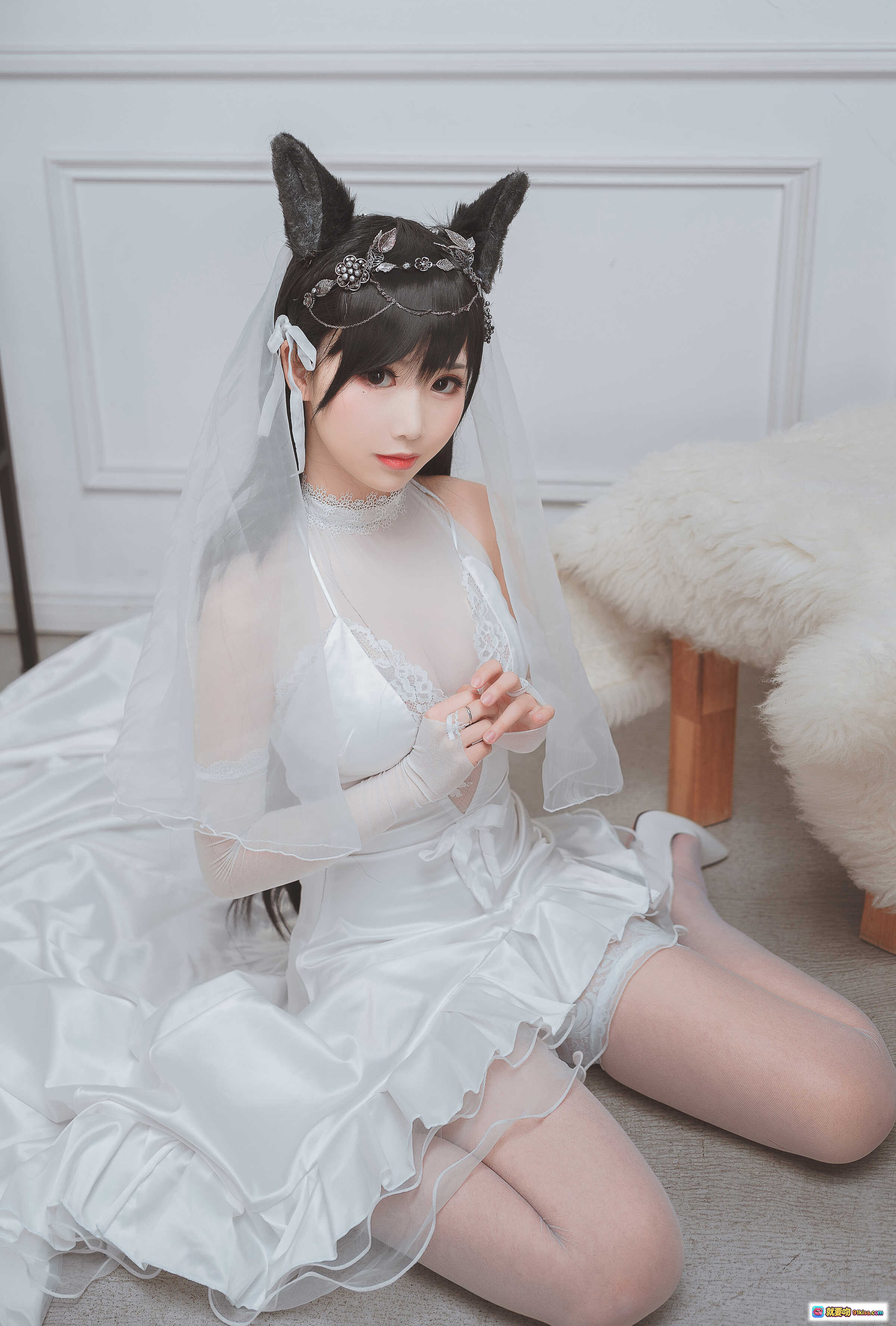 图片[6] - 面饼仙儿NO.023爱宕花嫁写真｜白纱猫耳新娘造型｜优雅坐姿美腿特写｜室内简约风摄影集 - 就要吻
