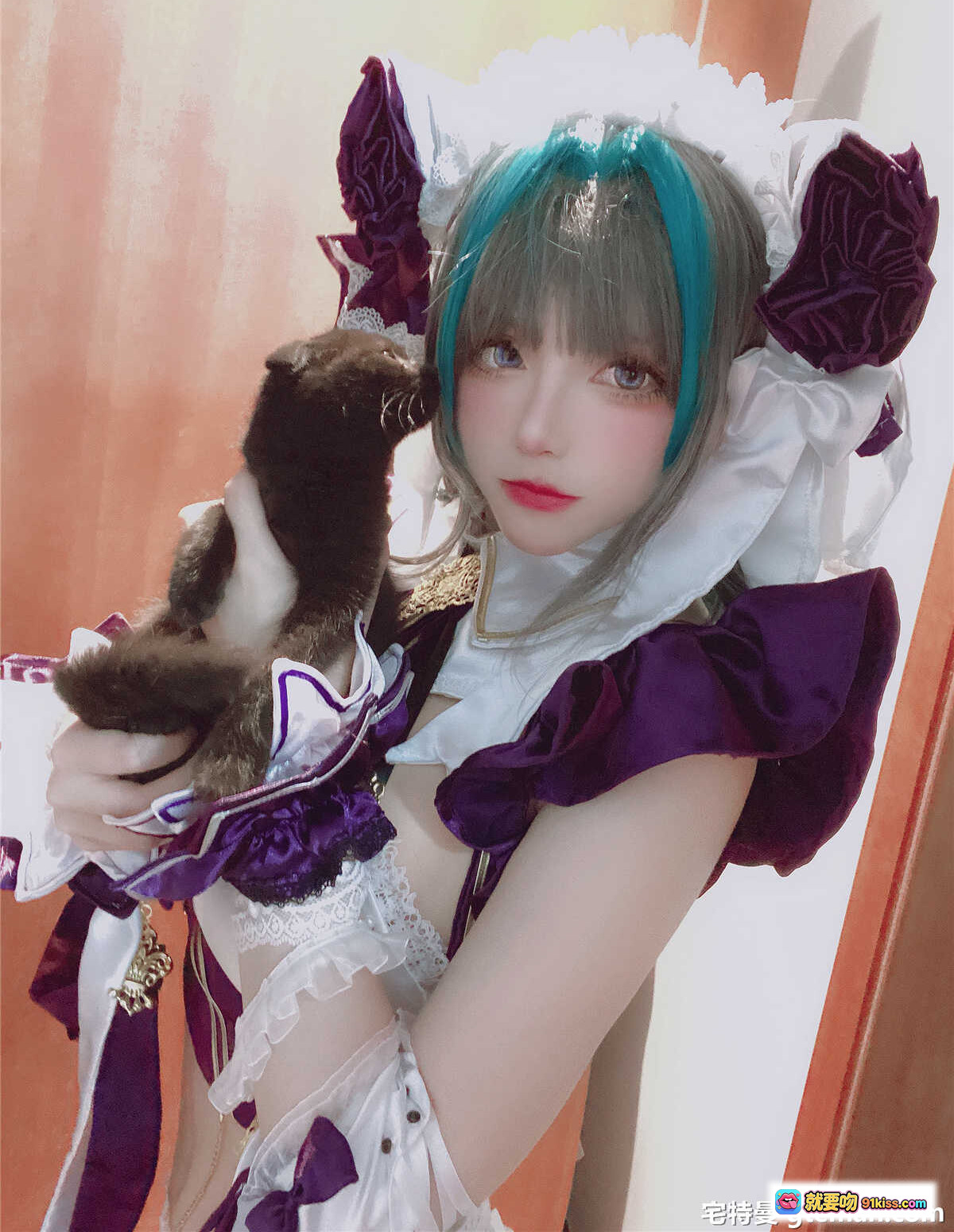 图片[1] - 起司块wii NO.018 柴郡自拍 Cosplay 紫白女仆装 蓝绿双马尾 抱毛绒玩偶 24P高清写真 - 就要吻