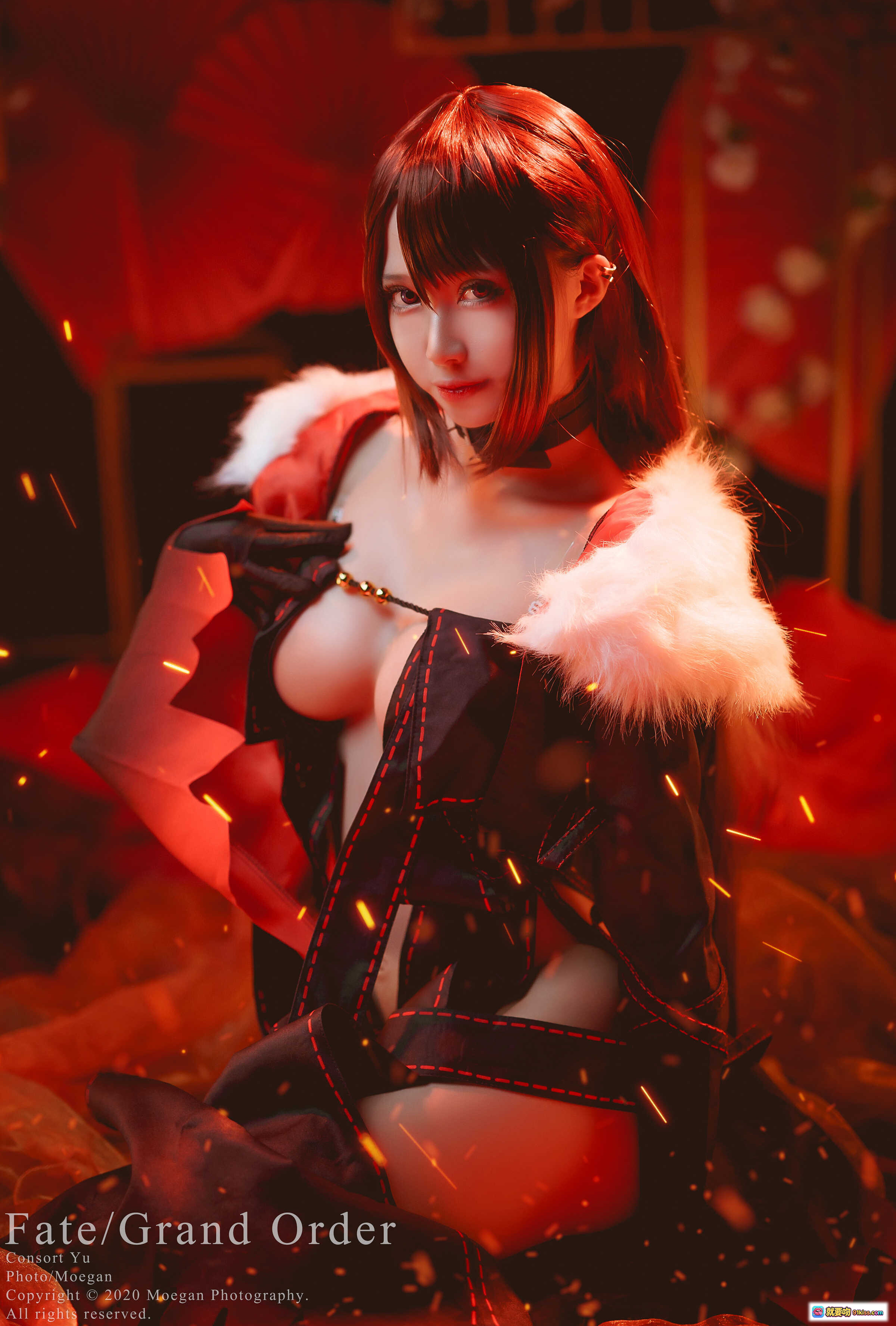 图片[3] - Fate/Grand Order 虞美人 Cosplay 火焰背景 黑红礼服 毛领设计 性感露肩 二次元角色扮演 精致妆容 暗黑系写真 - 就要吻
