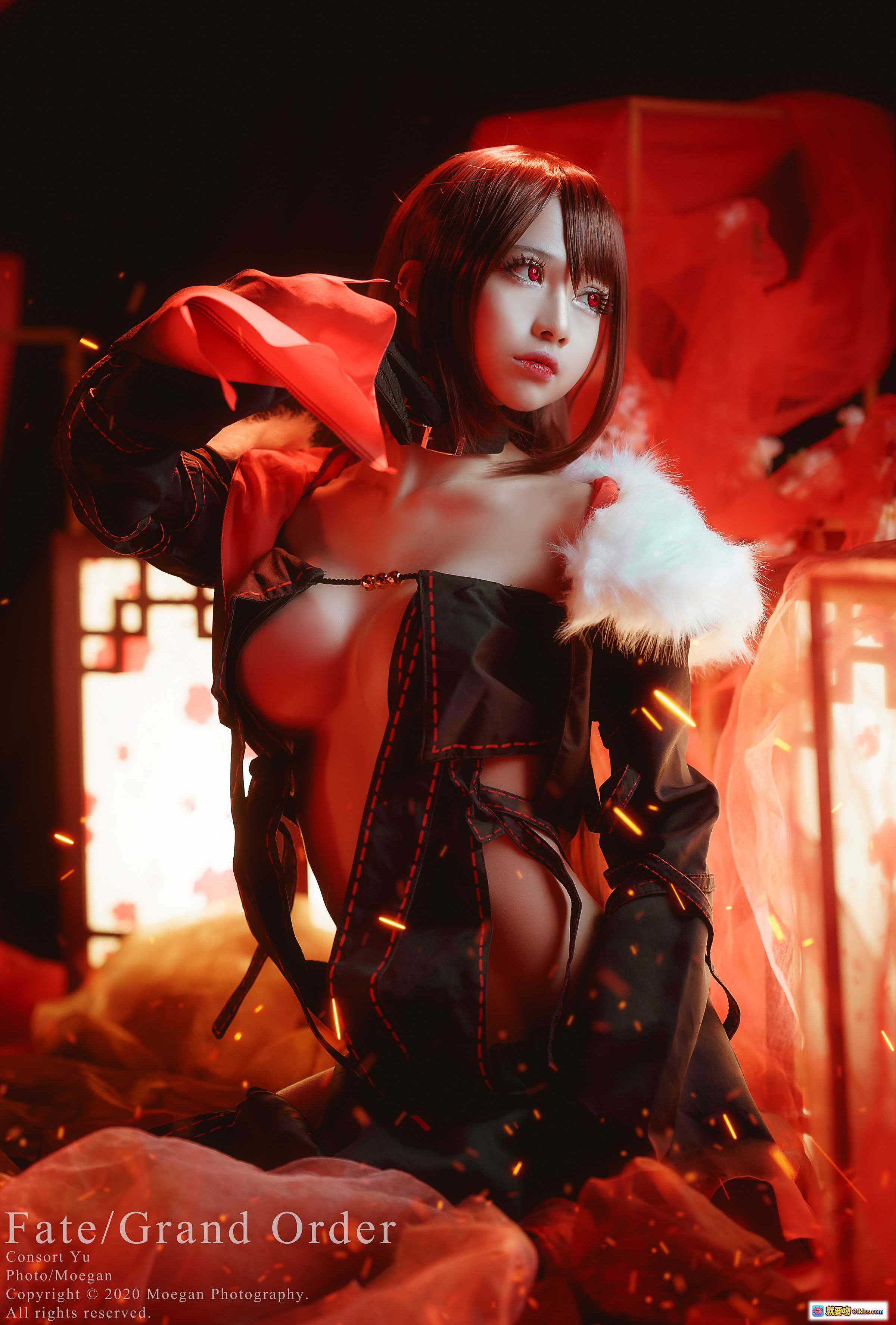 图片[2] - Fate/Grand Order 虞美人 Cosplay 火焰背景 黑红礼服 毛领设计 性感露肩 二次元角色扮演 精致妆容 暗黑系写真 - 就要吻