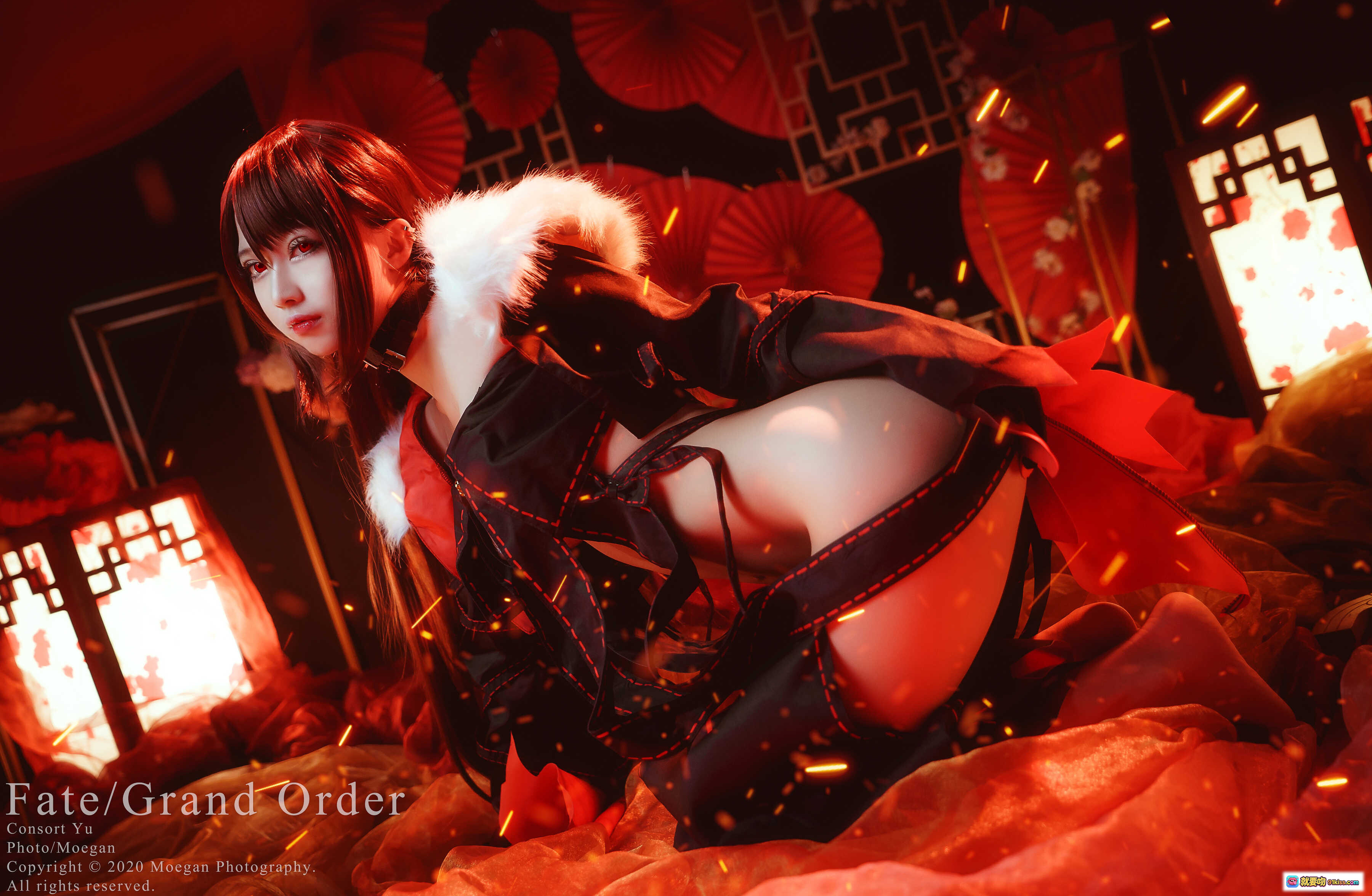 图片[9] - Fate/Grand Order 虞美人 Cosplay 火焰背景 黑红礼服 毛领设计 性感露肩 二次元角色扮演 精致妆容 暗黑系写真 - 就要吻