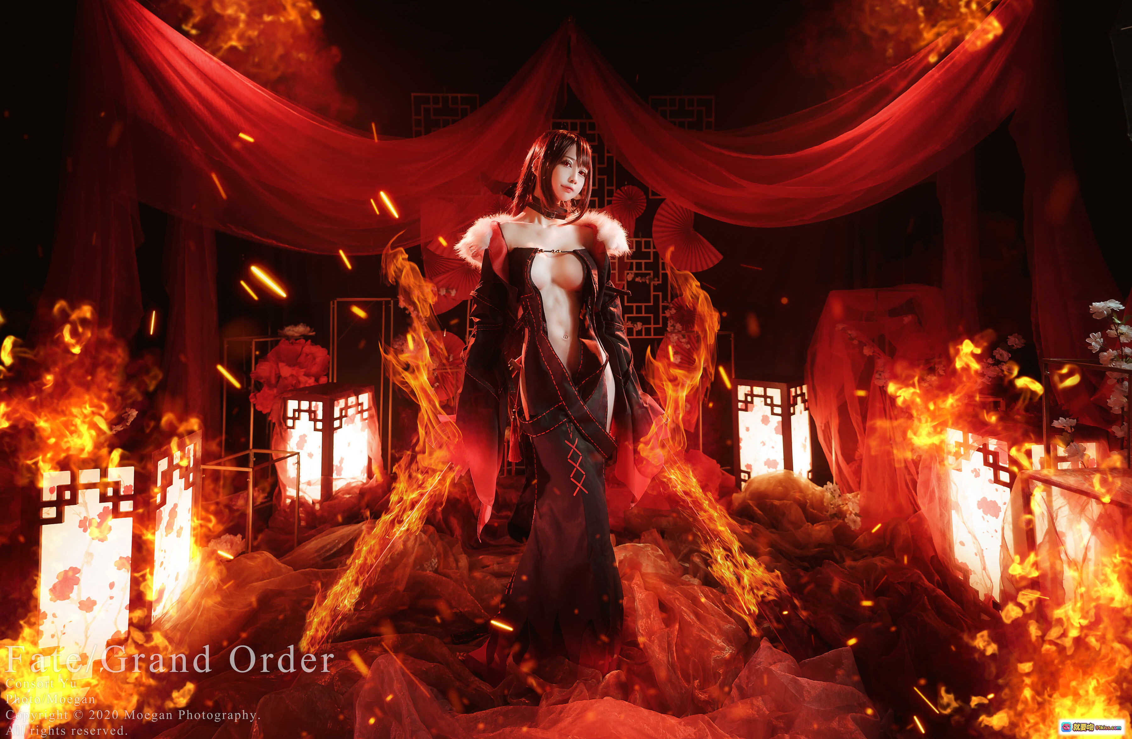 图片[5] - Fate/Grand Order 虞美人 Cosplay 火焰背景 黑红礼服 毛领设计 性感露肩 二次元角色扮演 精致妆容 暗黑系写真 - 就要吻