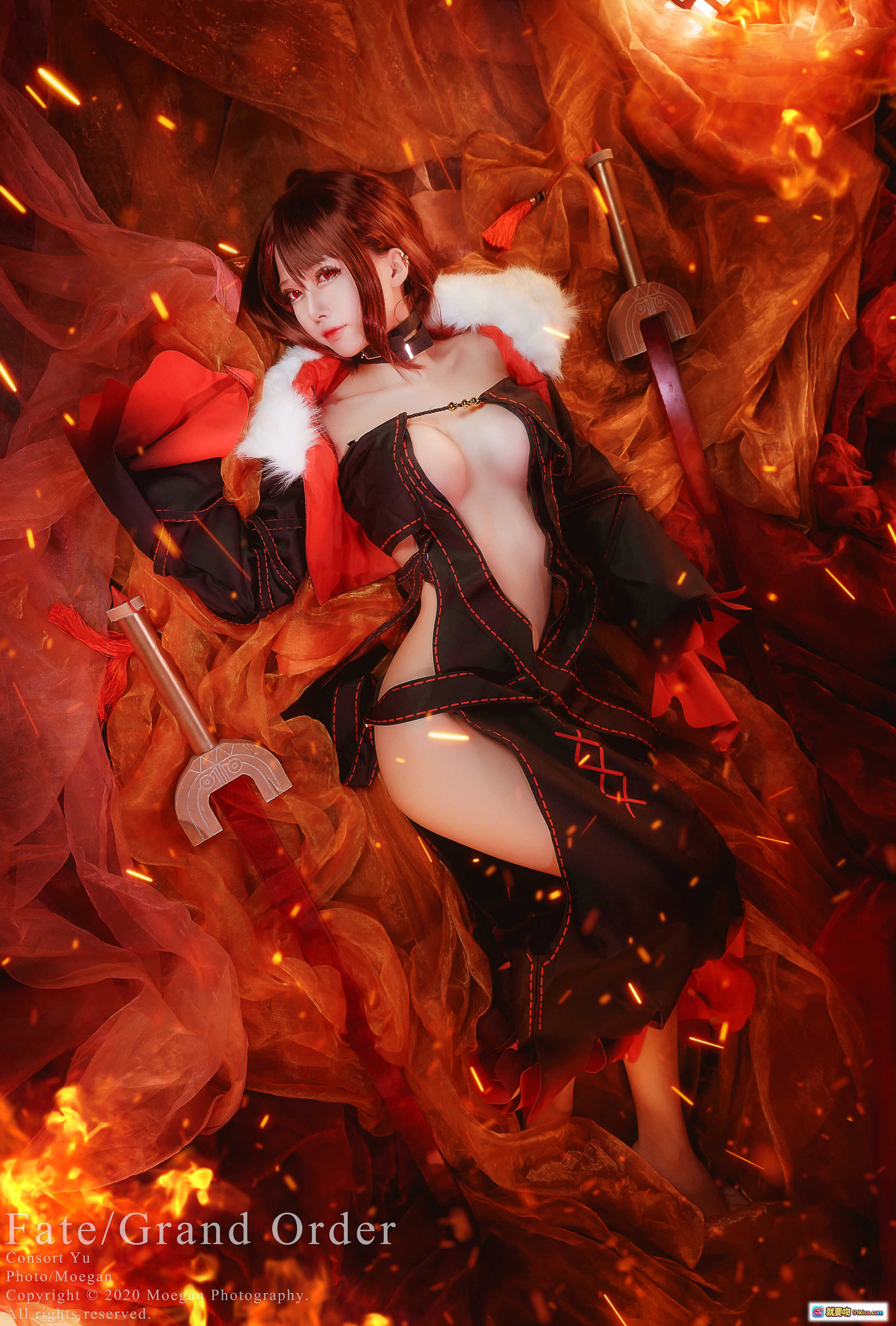 图片[10] - Fate/Grand Order 虞美人 Cosplay 火焰背景 黑红礼服 毛领设计 性感露肩 二次元角色扮演 精致妆容 暗黑系写真 - 就要吻