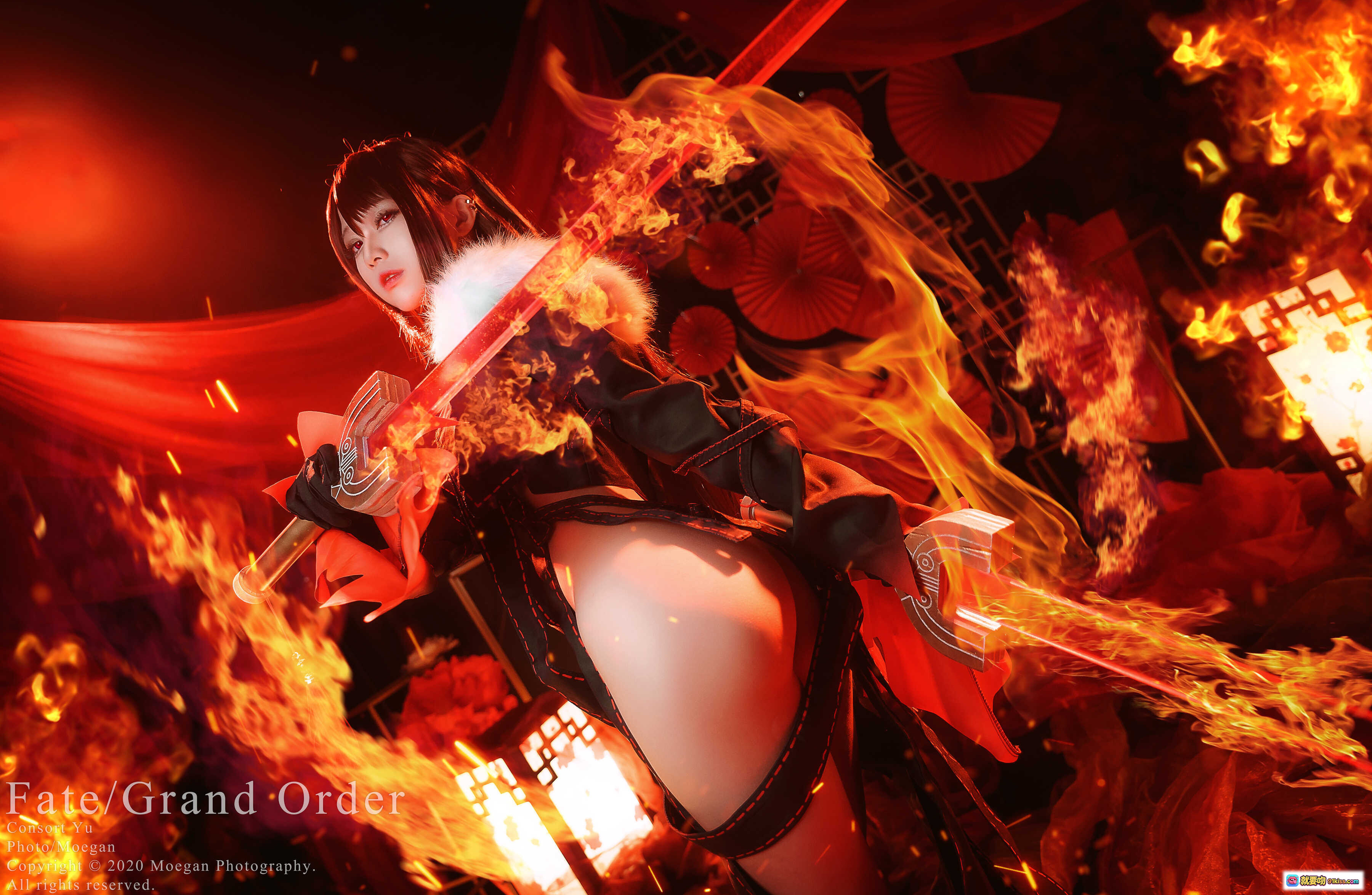 图片[8] - Fate/Grand Order 虞美人 Cosplay 火焰背景 黑红礼服 毛领设计 性感露肩 二次元角色扮演 精致妆容 暗黑系写真 - 就要吻
