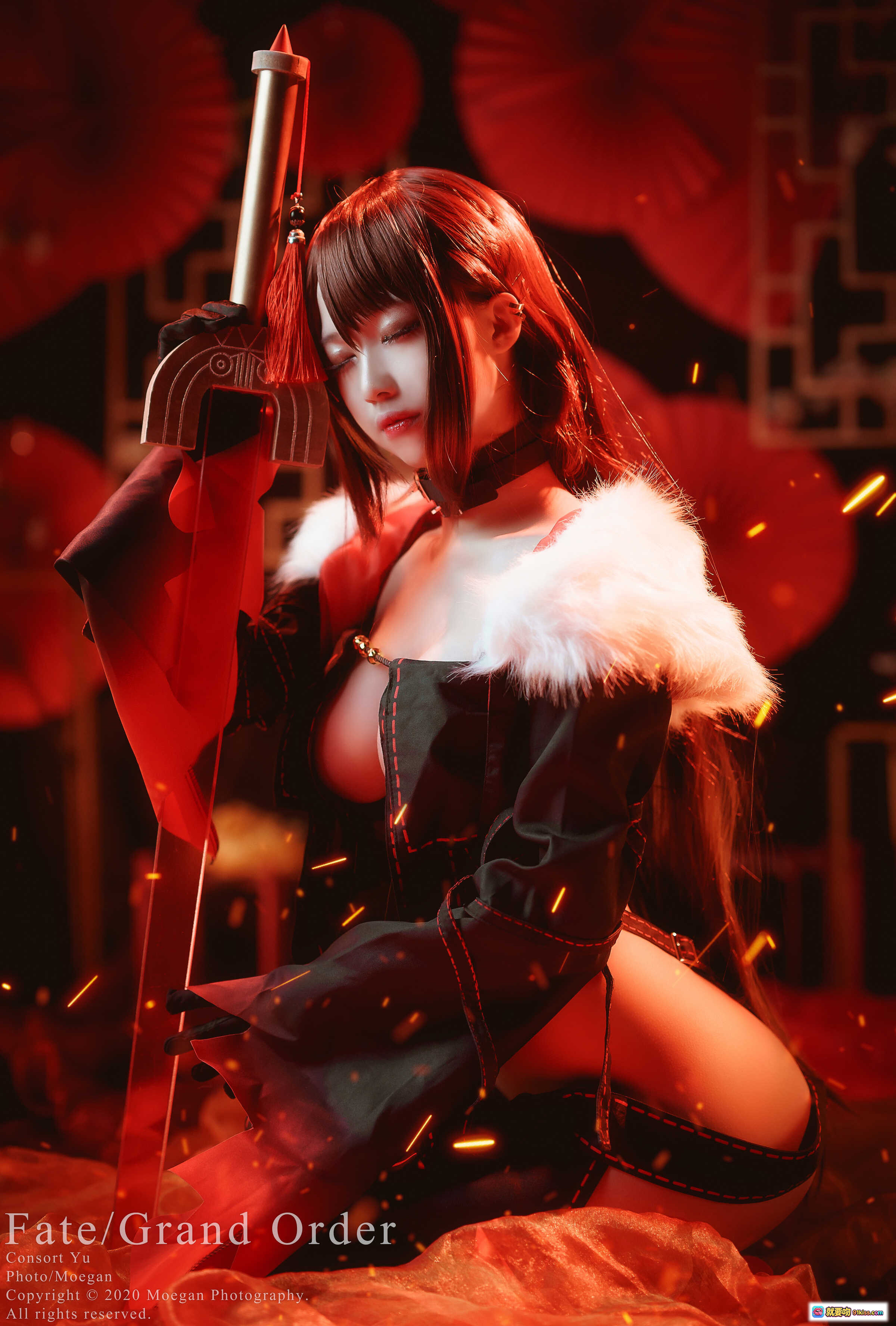 图片[4] - Fate/Grand Order 虞美人 Cosplay 火焰背景 黑红礼服 毛领设计 性感露肩 二次元角色扮演 精致妆容 暗黑系写真 - 就要吻