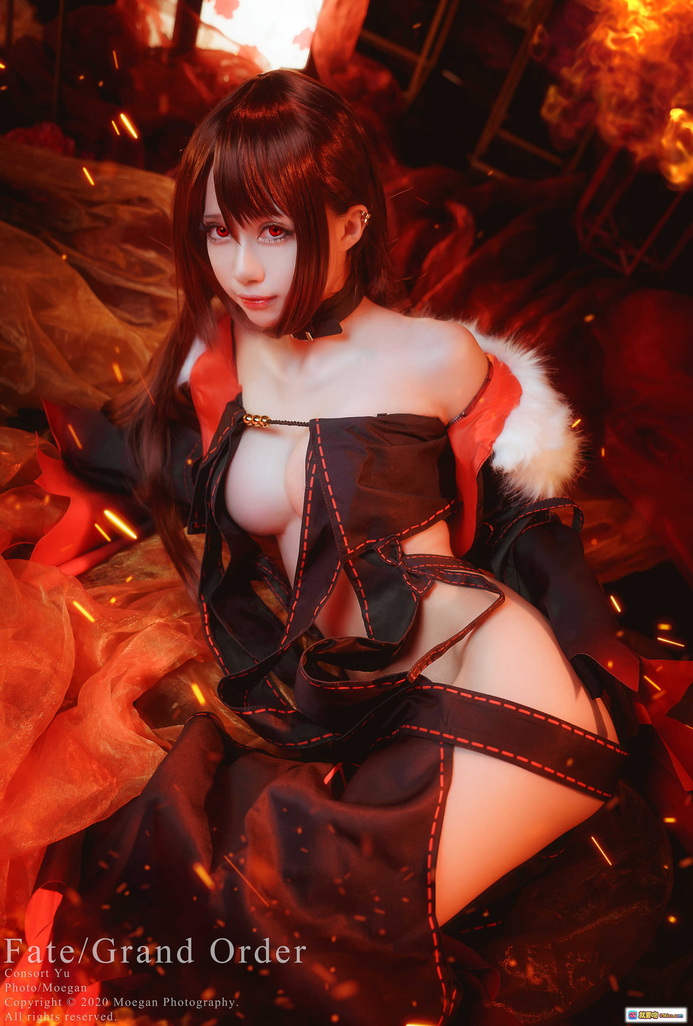 图片[1] - Fate/Grand Order 虞美人 Cosplay 火焰背景 黑红礼服 毛领设计 性感露肩 二次元角色扮演 精致妆容 暗黑系写真 - 就要吻