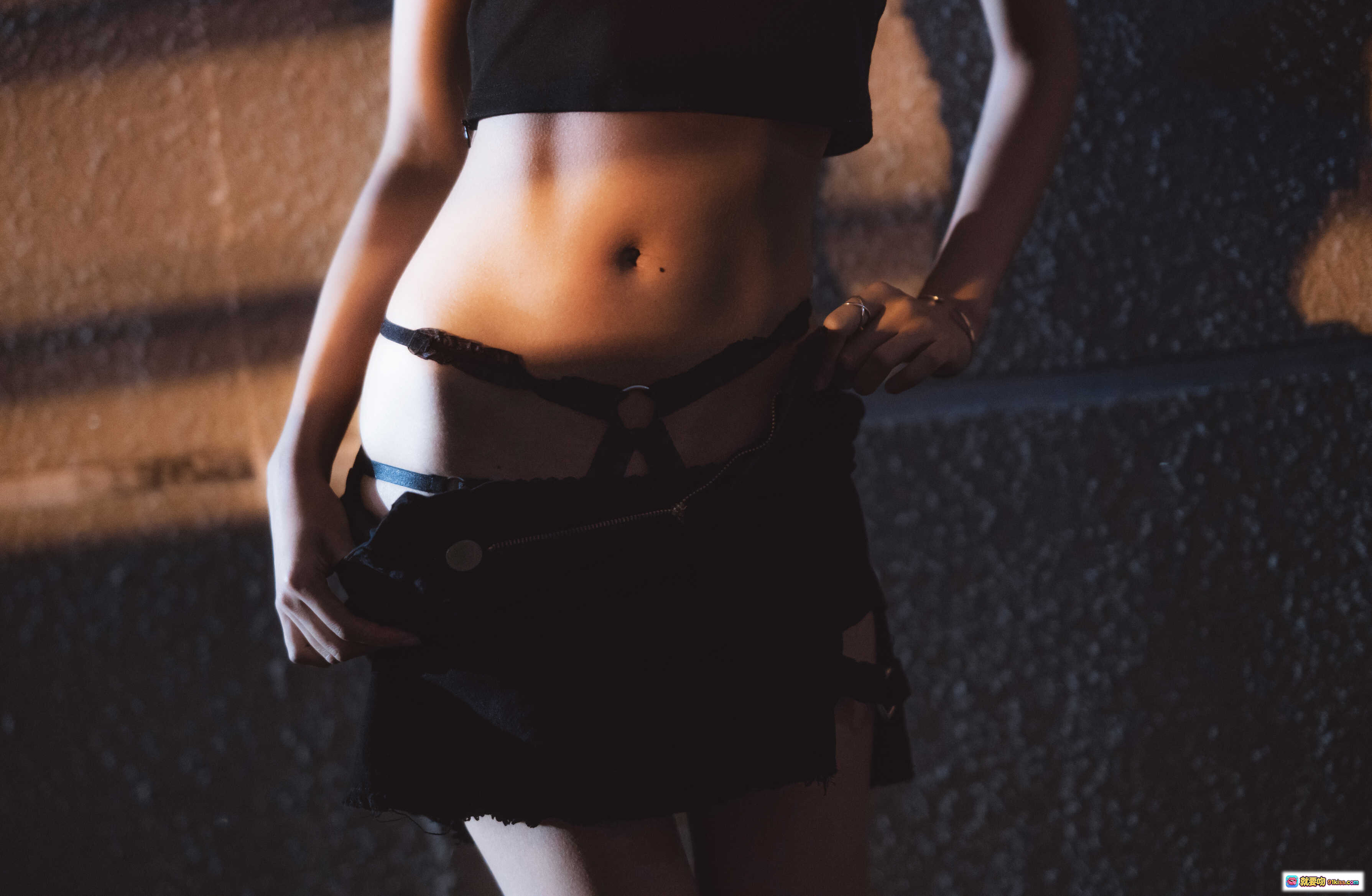 图片[5] - 木绵绵OwO NO.055 室外短裙写真 58P 1.97GB 黑色吊带 贝雷帽 侧颜光影 氛围感美拍 - 就要吻