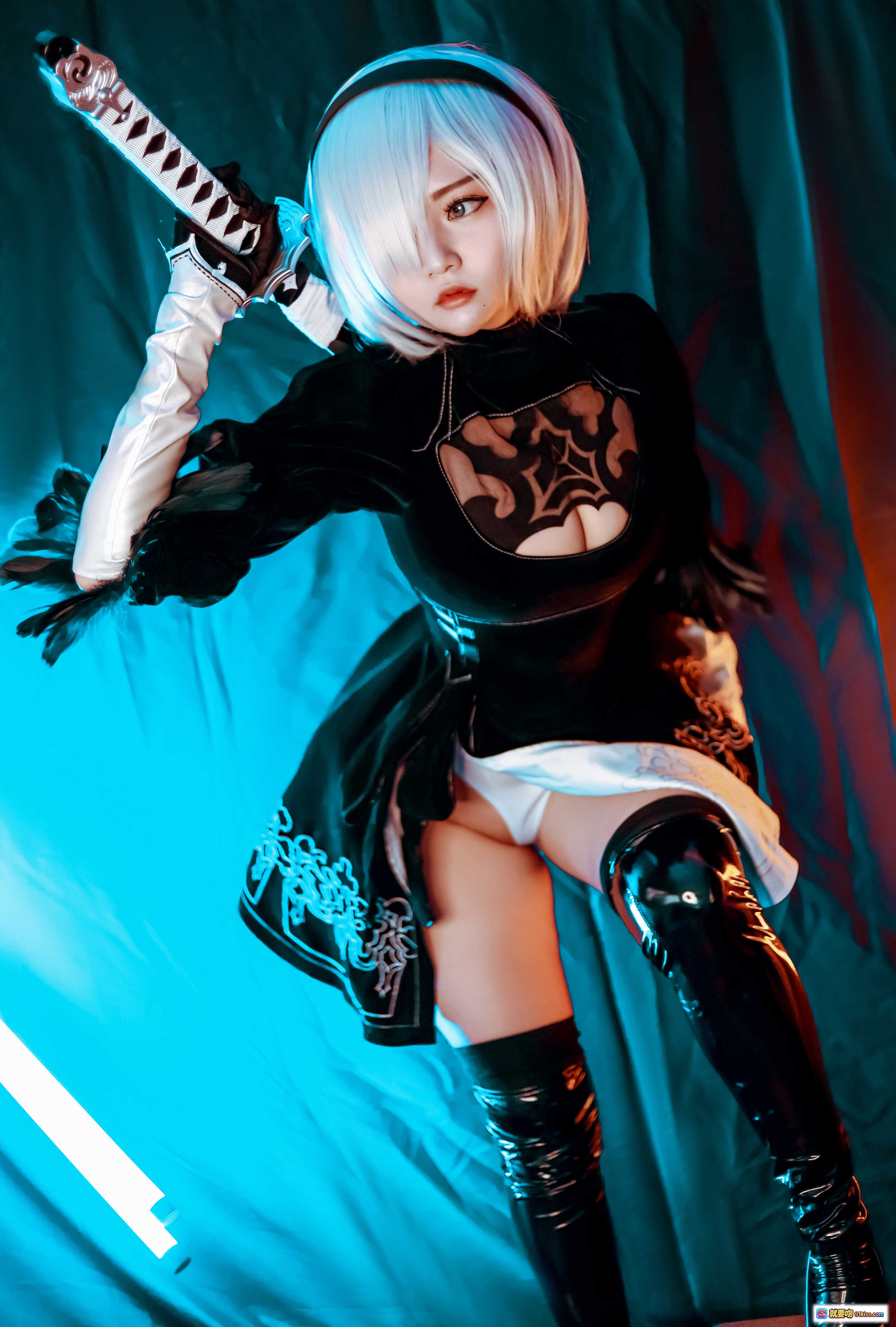 图片[3] - 2B Cosplay背影写真 | 白发黑衣蕾丝镂空 | 性感臀部特写 | 蓝红光影氛围 | Potato Godzilla NO.001 22P高清图集 - 就要吻