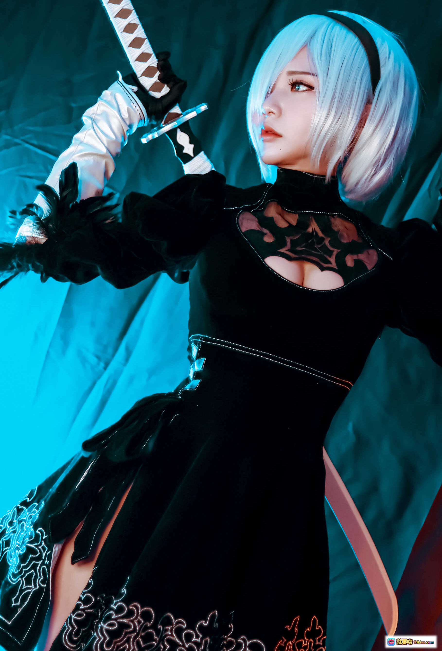 图片[7] - 2B Cosplay背影写真 | 白发黑衣蕾丝镂空 | 性感臀部特写 | 蓝红光影氛围 | Potato Godzilla NO.001 22P高清图集 - 就要吻