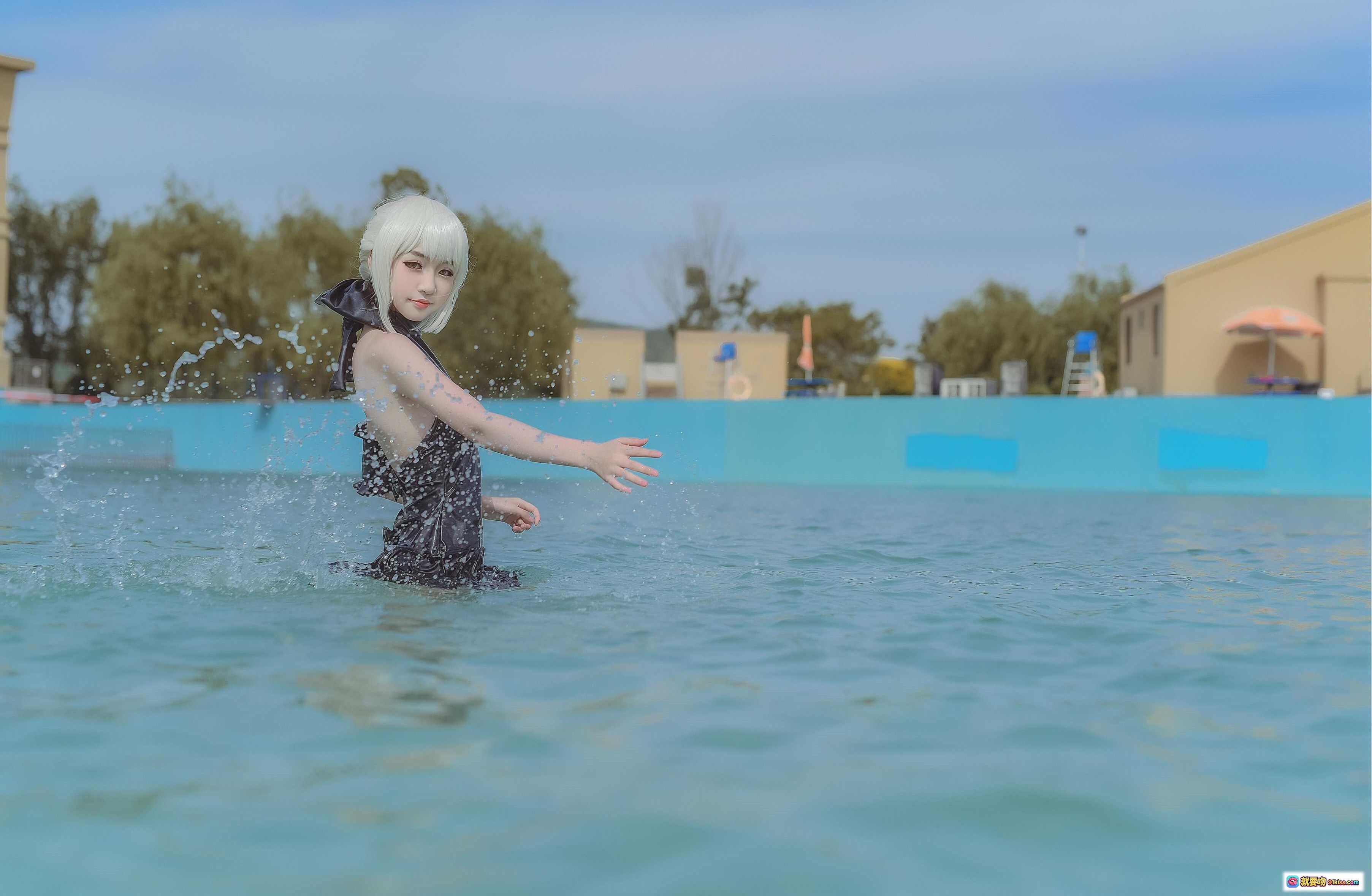 图片[1] - 黑Saber泳装Cosplay水池戏水写真｜白发少女动态溅水瞬间｜夏日清凉场景实拍 - 就要吻
