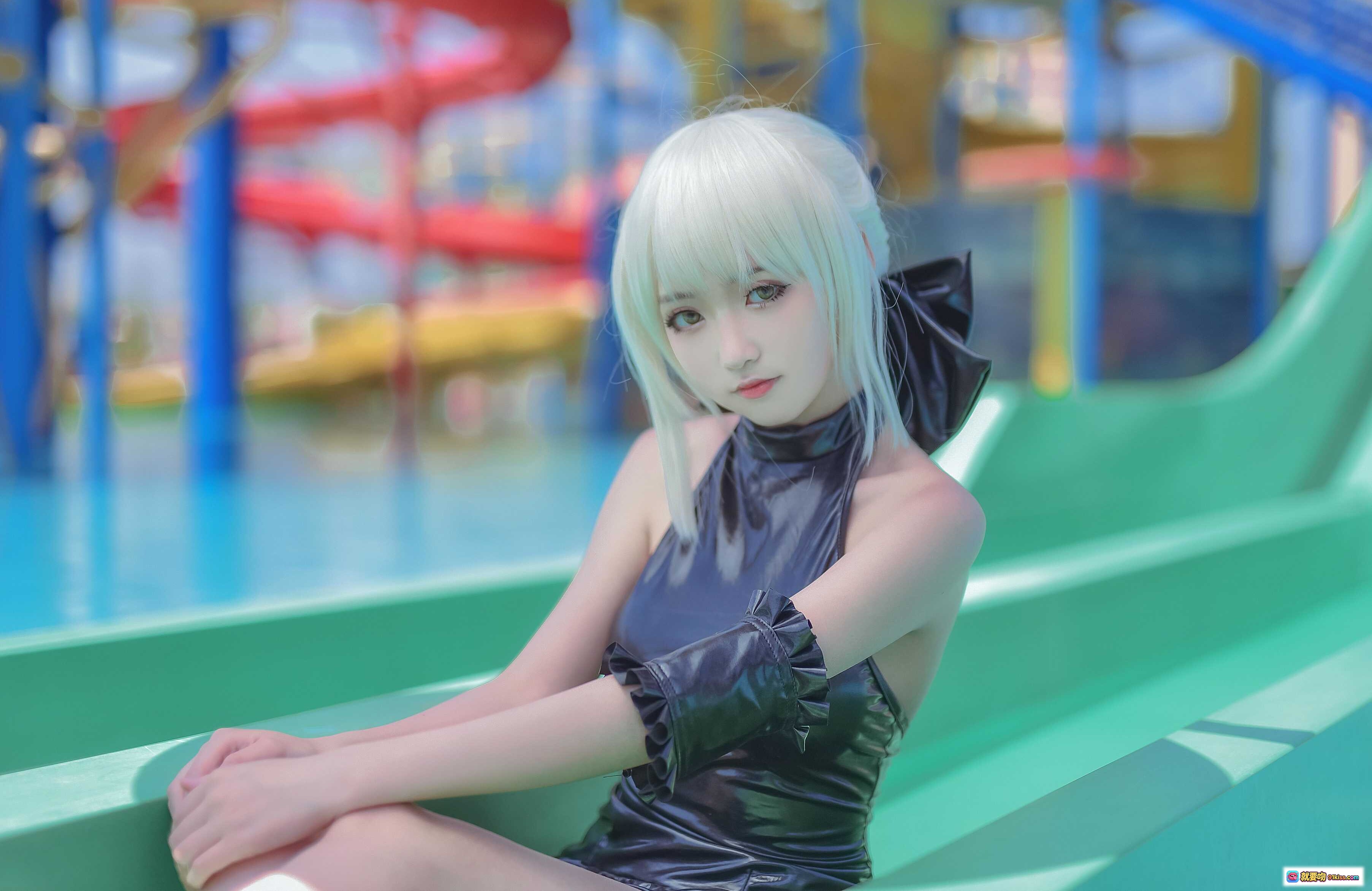 图片[9] - 黑Saber泳装Cosplay水池戏水写真｜白发少女动态溅水瞬间｜夏日清凉场景实拍 - 就要吻
