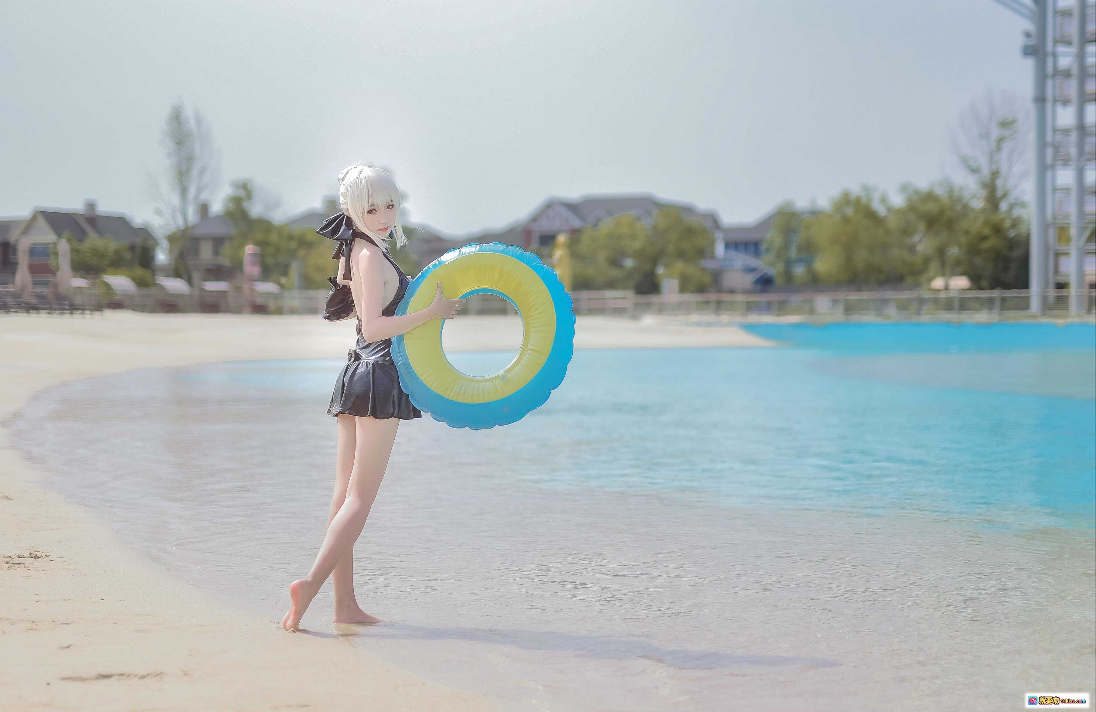 图片[2] - 黑Saber泳装Cosplay水池戏水写真｜白发少女动态溅水瞬间｜夏日清凉场景实拍 - 就要吻