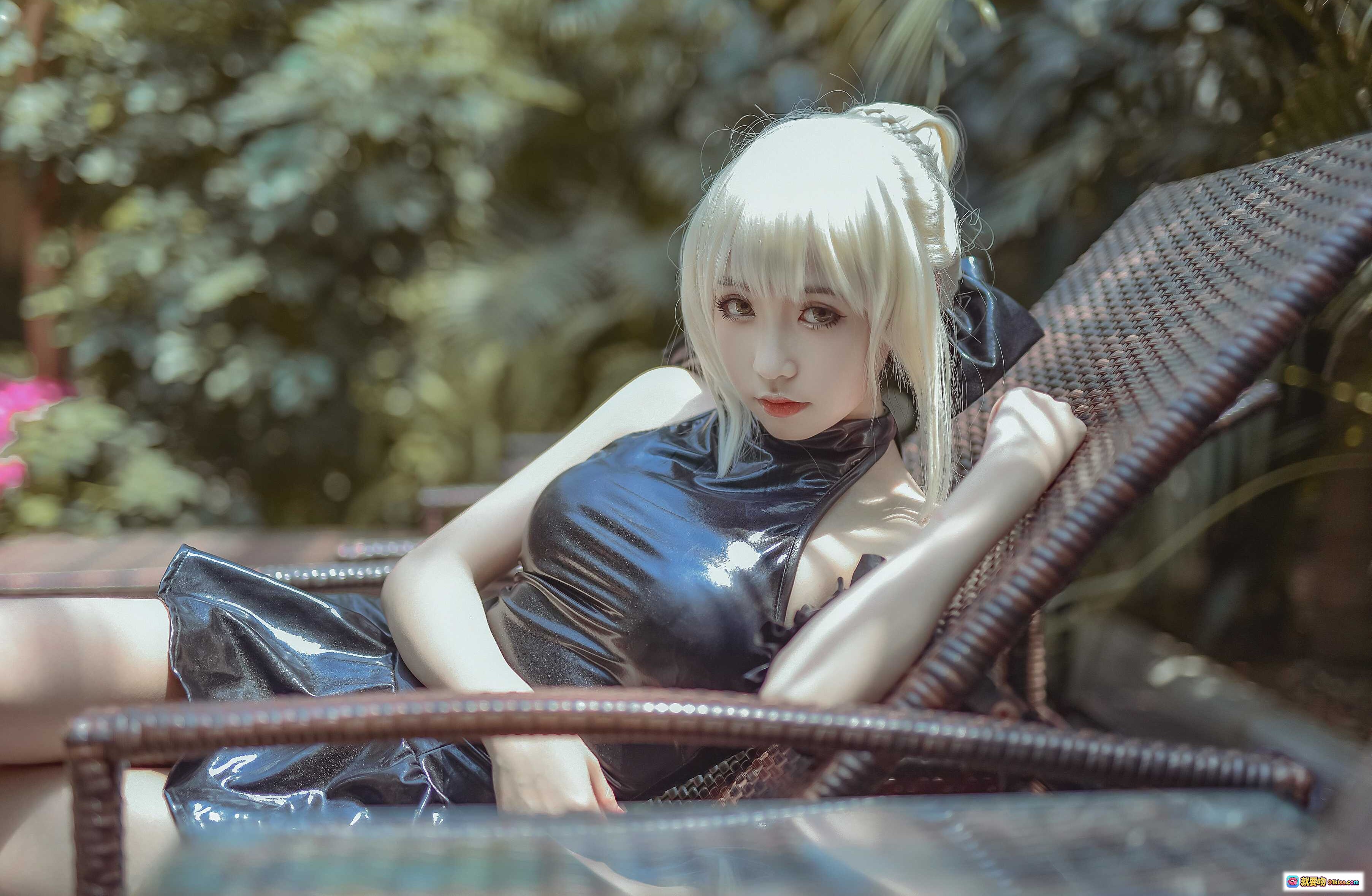 图片[3] - 黑Saber泳装Cosplay水池戏水写真｜白发少女动态溅水瞬间｜夏日清凉场景实拍 - 就要吻