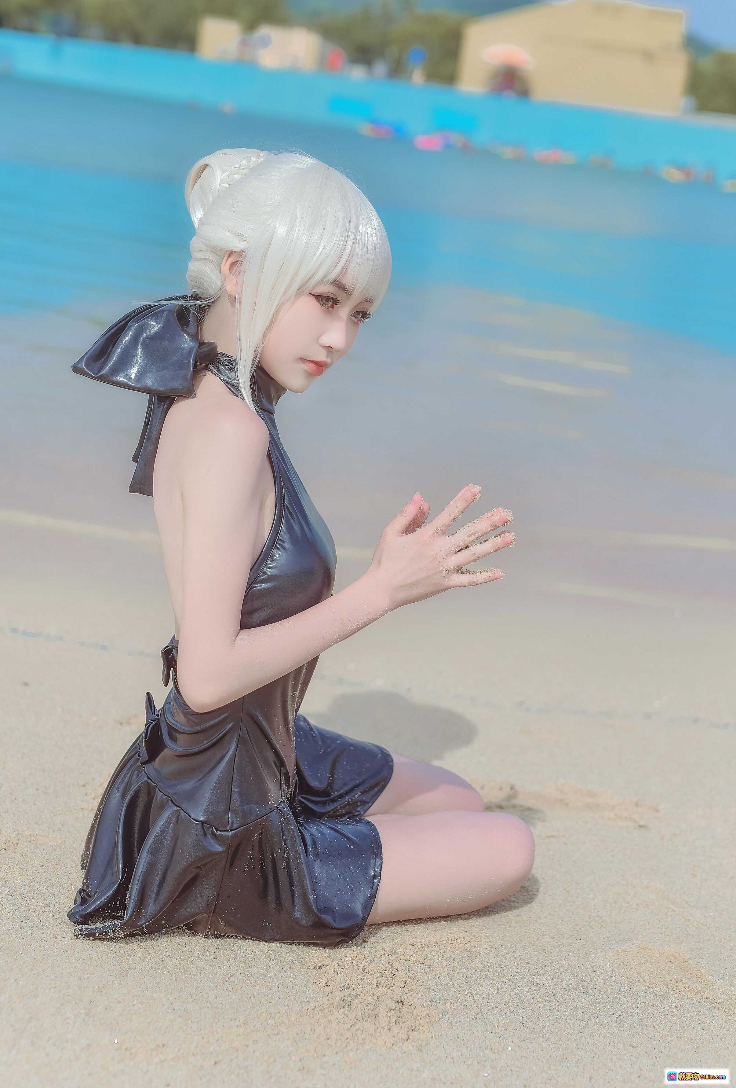 图片[5] - 黑Saber泳装Cosplay水池戏水写真｜白发少女动态溅水瞬间｜夏日清凉场景实拍 - 就要吻