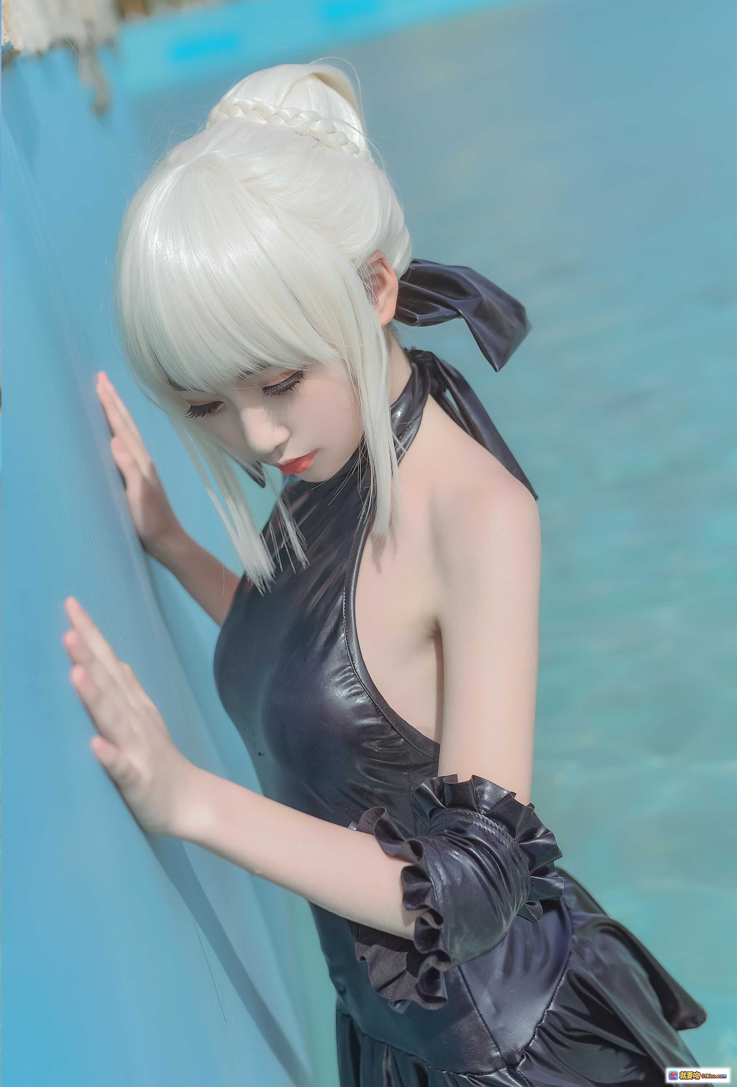 图片[10] - 黑Saber泳装Cosplay水池戏水写真｜白发少女动态溅水瞬间｜夏日清凉场景实拍 - 就要吻