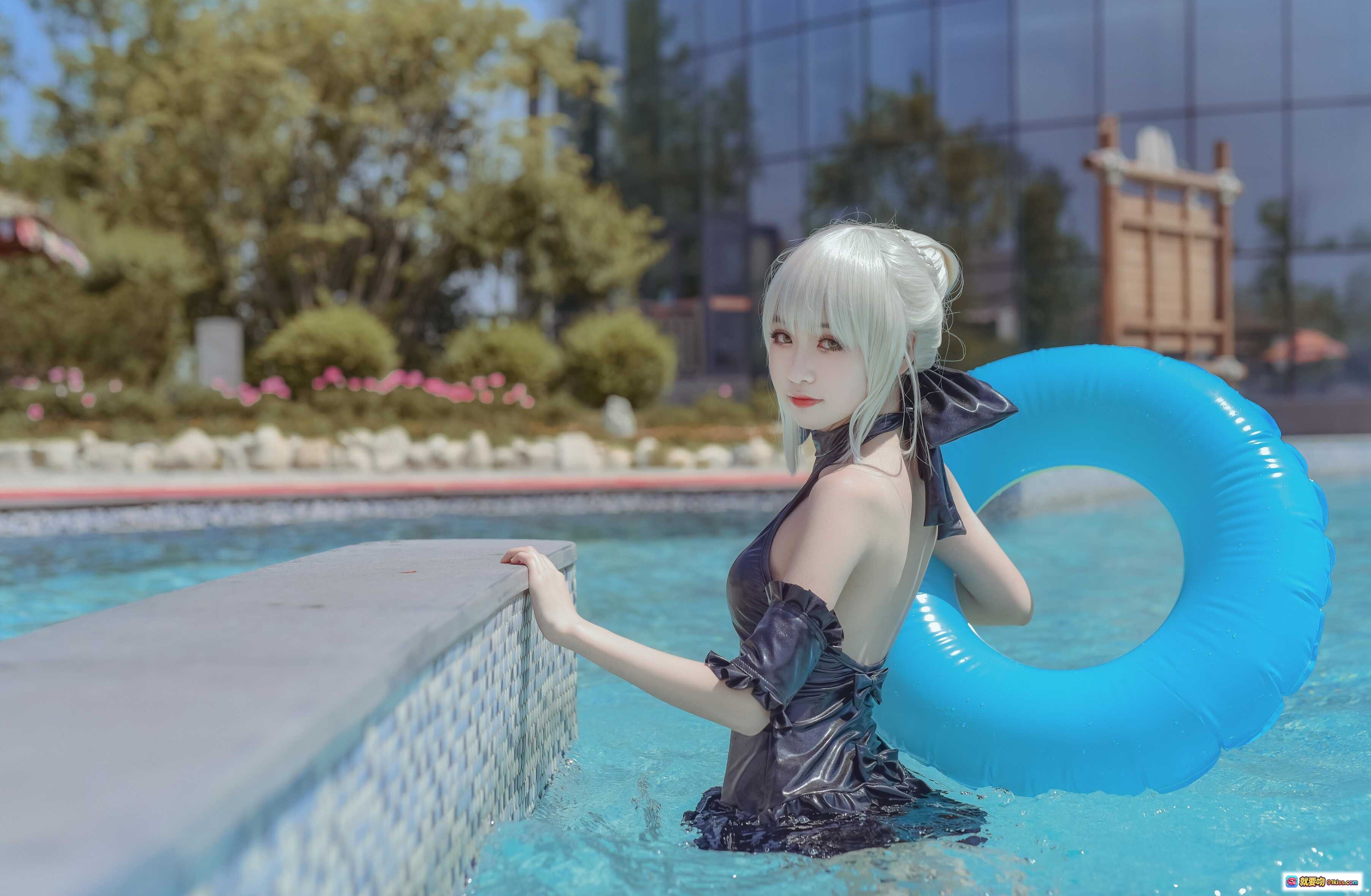 图片[6] - 黑Saber泳装Cosplay水池戏水写真｜白发少女动态溅水瞬间｜夏日清凉场景实拍 - 就要吻
