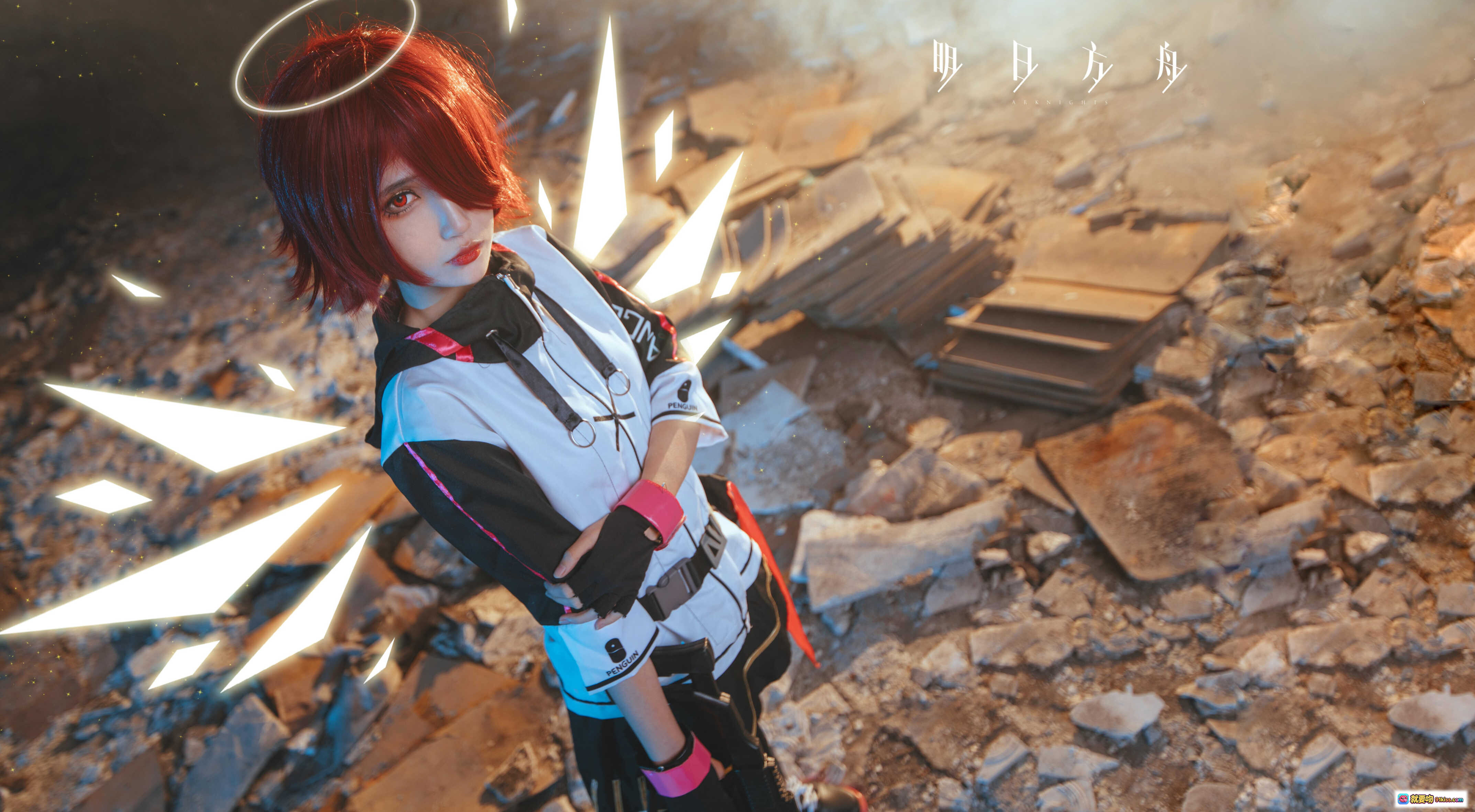 图片[2] - 妖君白研COS明日方舟能天使莫斯提马 红发天使光环持枪废墟场景高还原度Cosplay正片 - 就要吻
