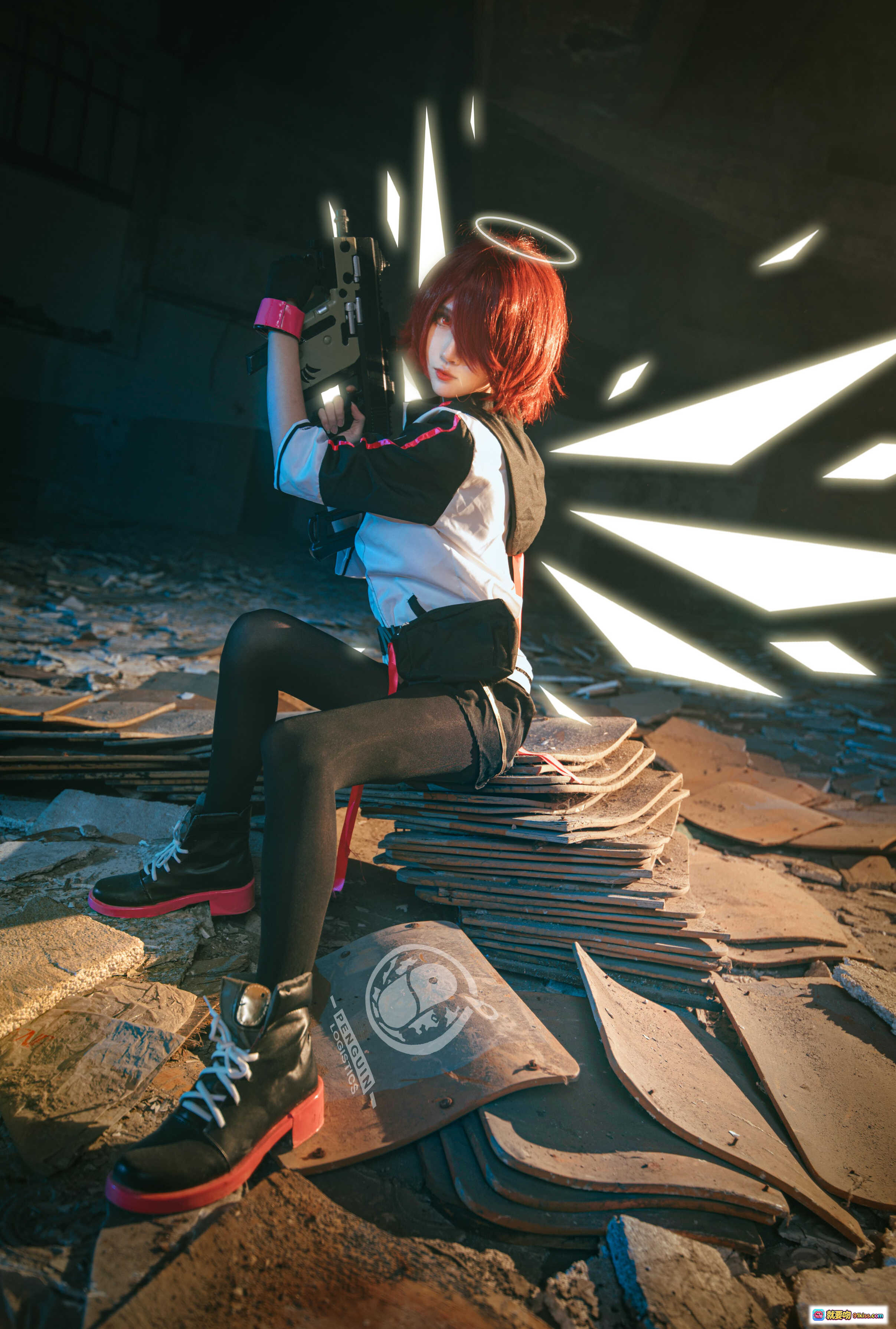 图片[1] - 妖君白研COS明日方舟能天使莫斯提马 红发天使光环持枪废墟场景高还原度Cosplay正片 - 就要吻