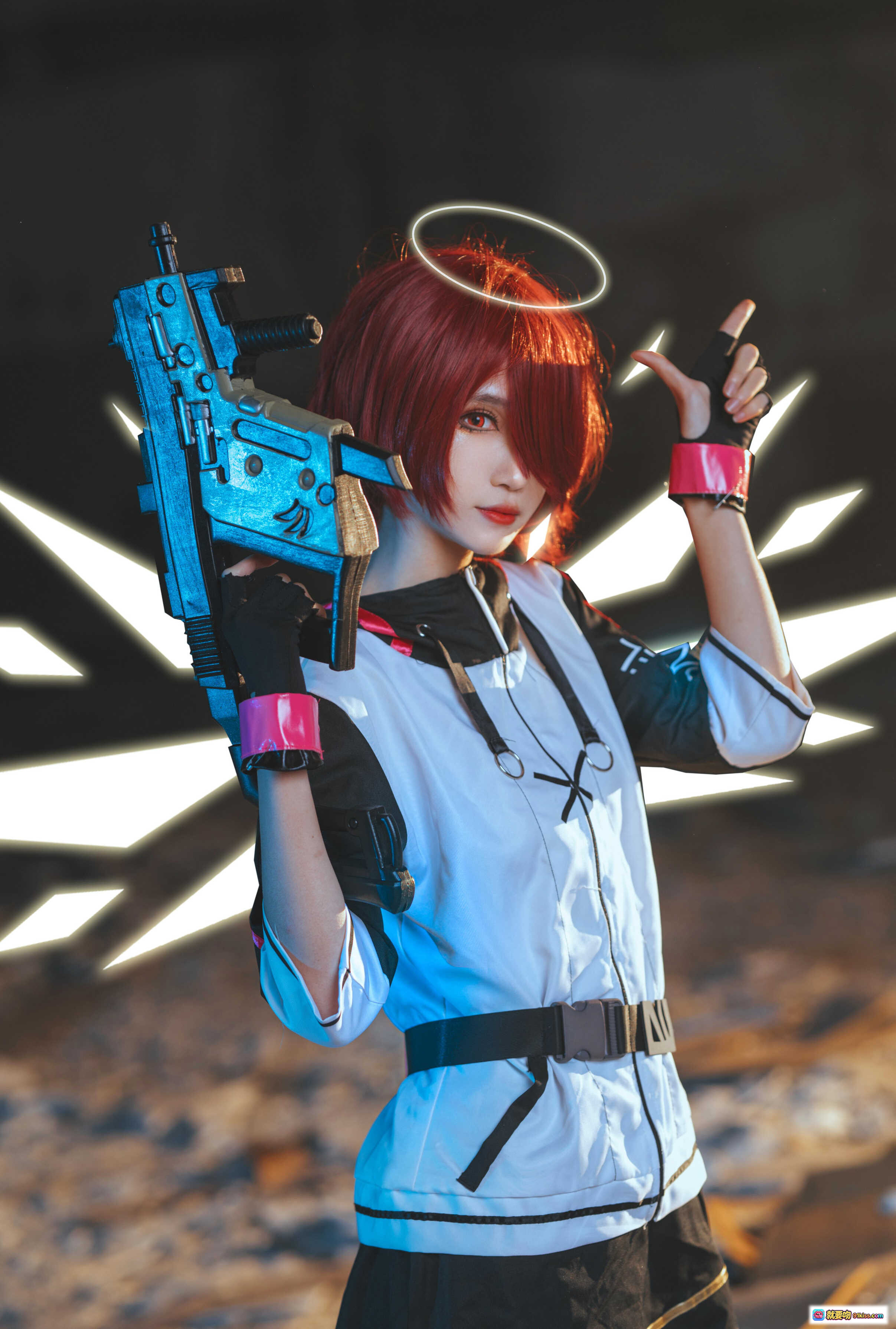 图片[3] - 妖君白研COS明日方舟能天使莫斯提马 红发天使光环持枪废墟场景高还原度Cosplay正片 - 就要吻