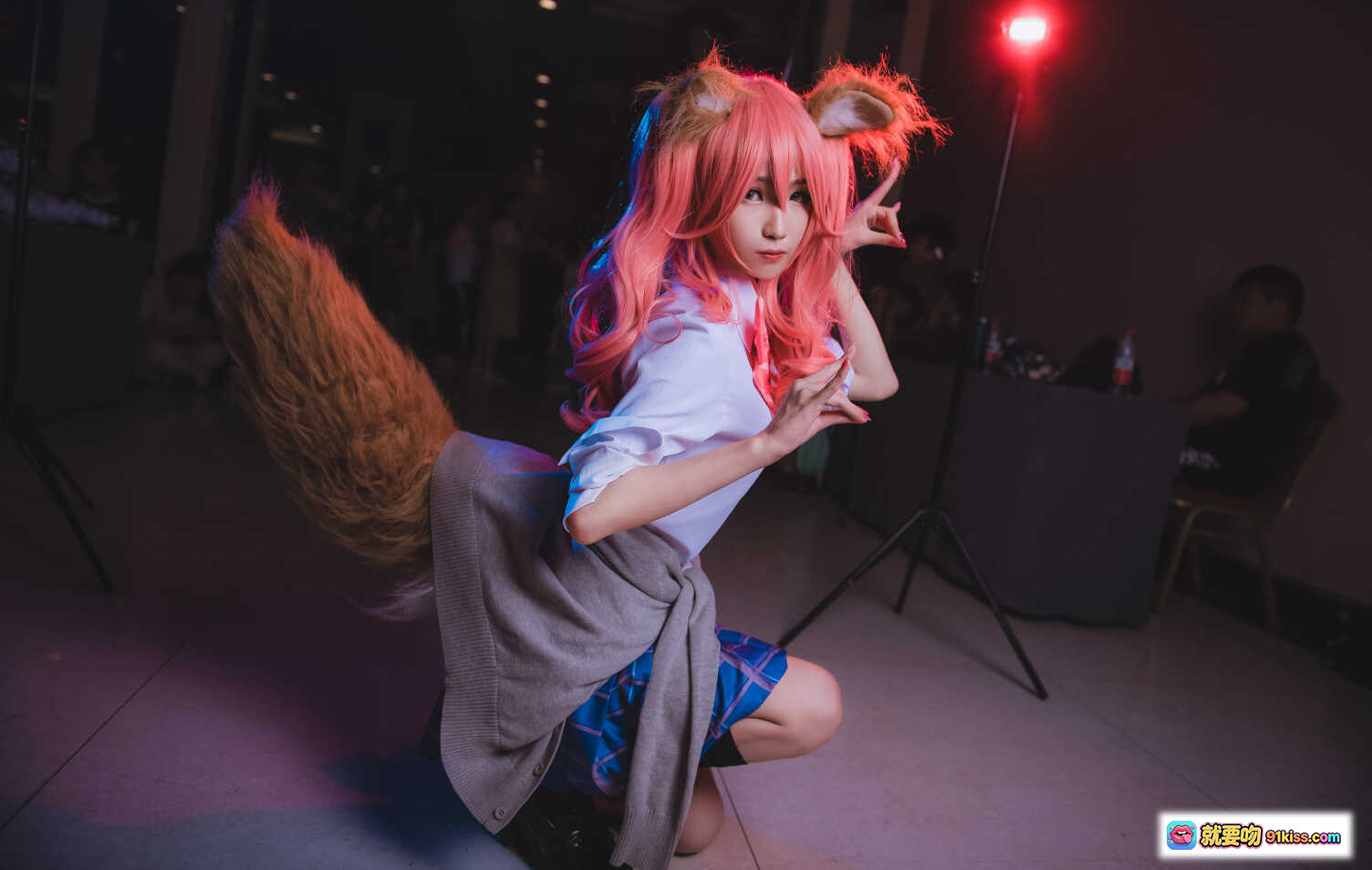 图片[5] - 妖君白研 FGO玉藻前COS 粉发狐耳蓝裙黑袜 二次元动漫角色扮演 精致还原美图 - 就要吻