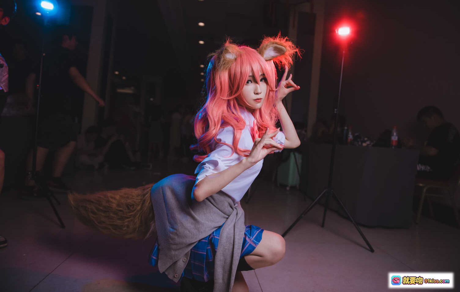 图片[7] - 妖君白研 FGO玉藻前COS 粉发狐耳蓝裙黑袜 二次元动漫角色扮演 精致还原美图 - 就要吻