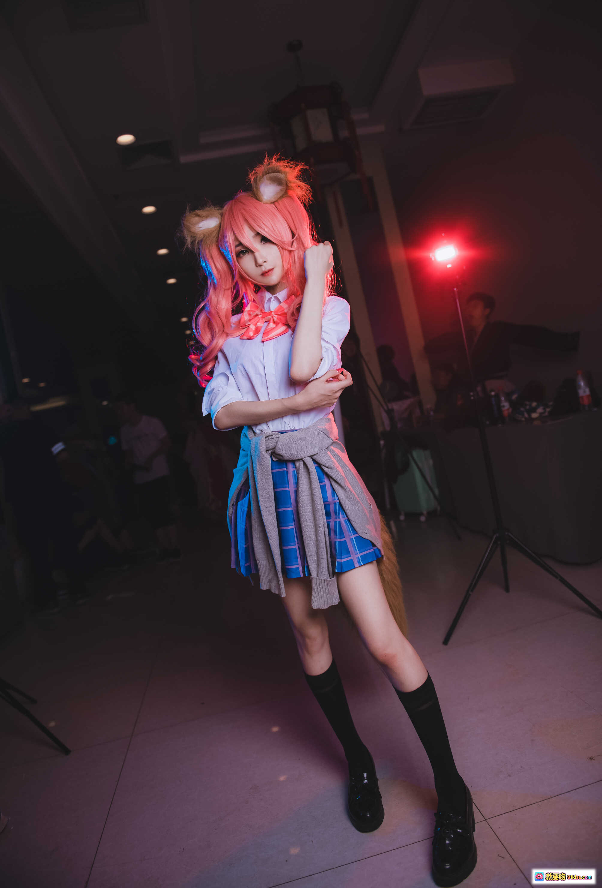 图片[2] - 妖君白研 FGO玉藻前COS 粉发狐耳蓝裙黑袜 二次元动漫角色扮演 精致还原美图 - 就要吻